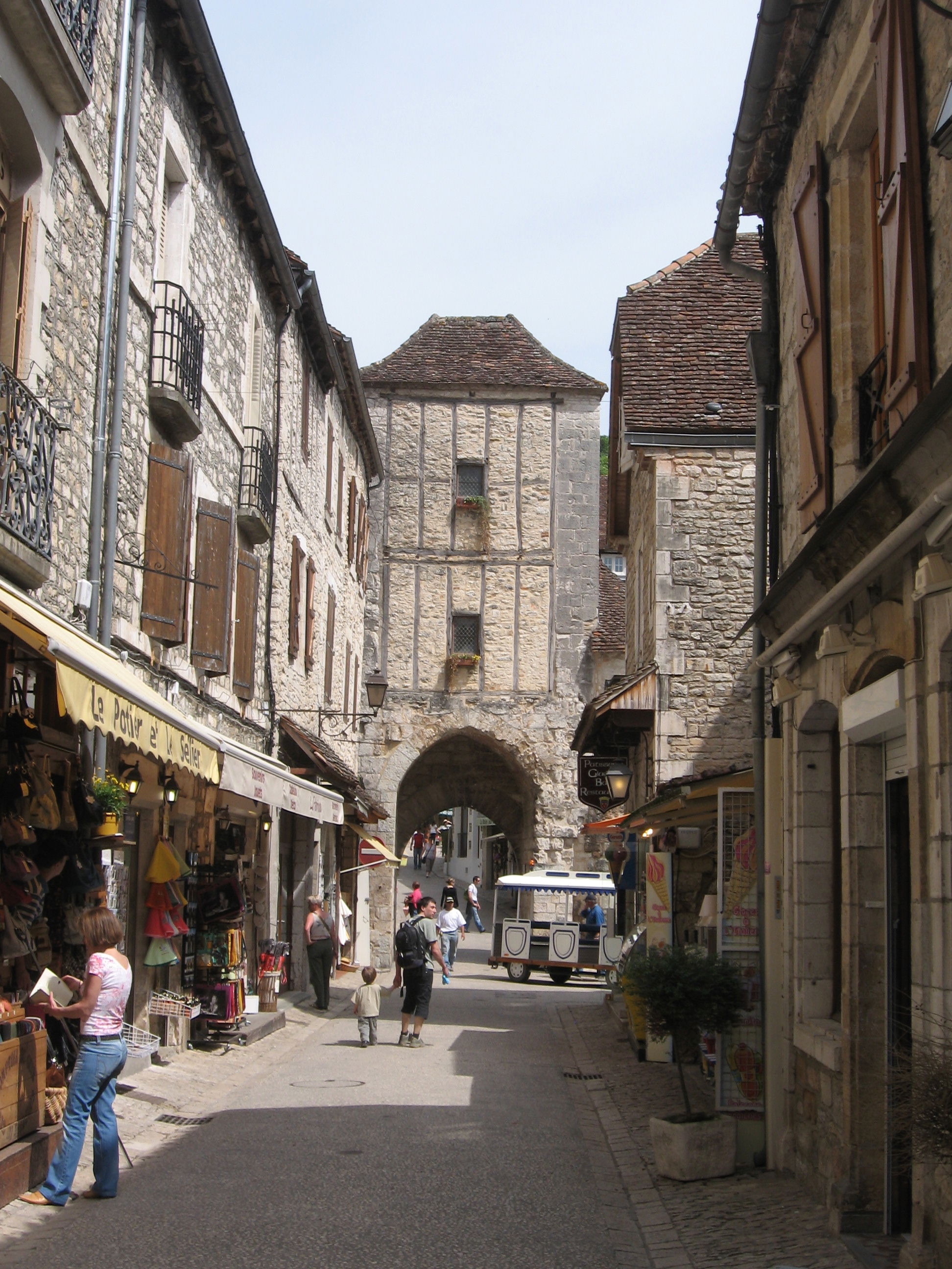 Puertas fortificadadas de la ciudad medieval, por Claireee