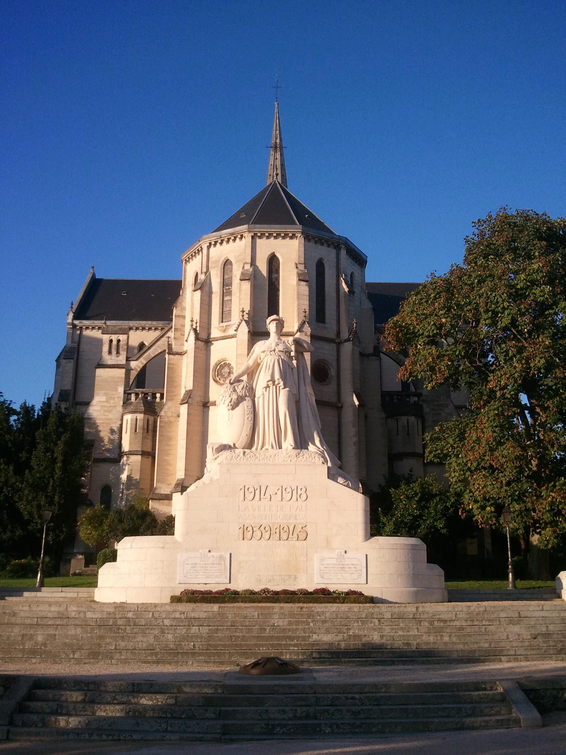 Monumento a las victimas de guerra, por Marie & Matt