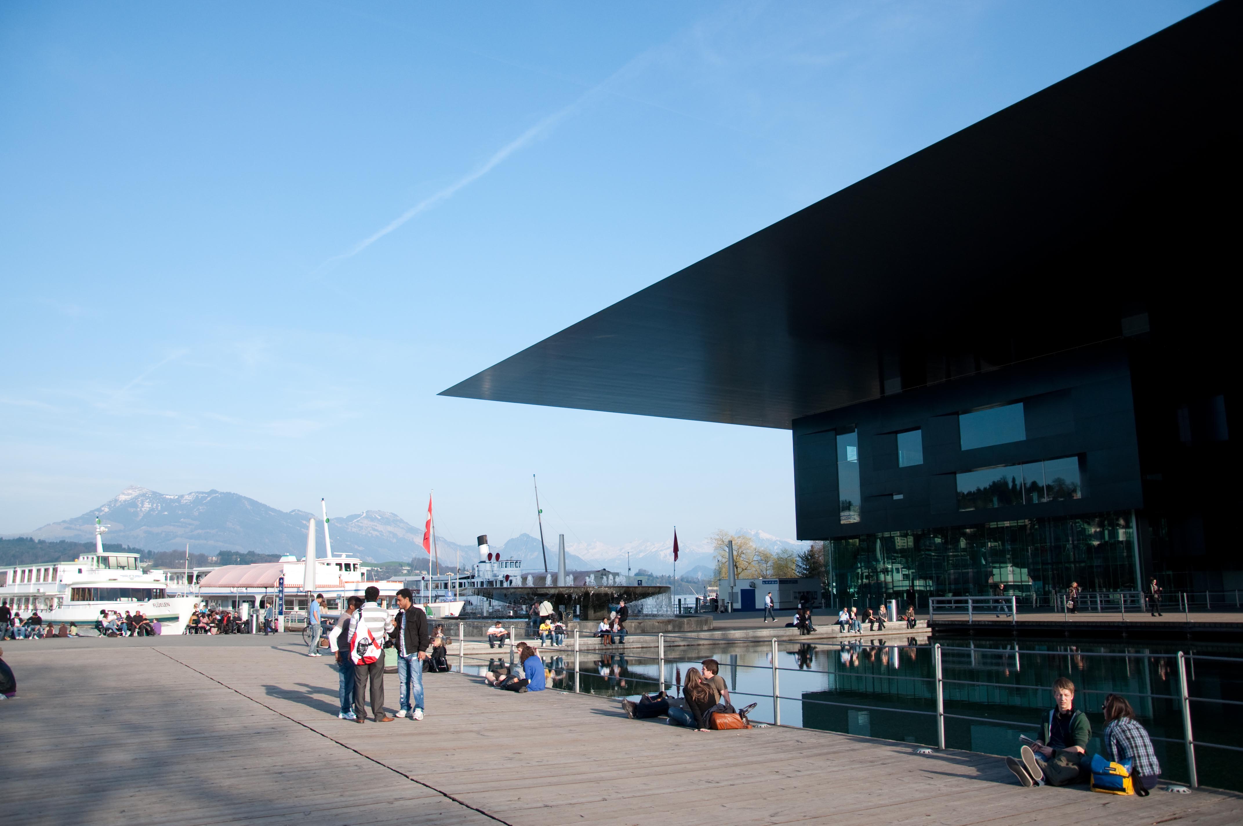 Centro de Exposiciones KKL, por Pedro Jareño