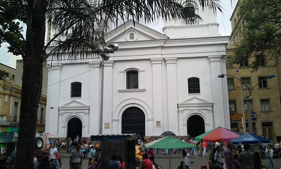 Iglesia del Parque Berrio, por César - Mochilero