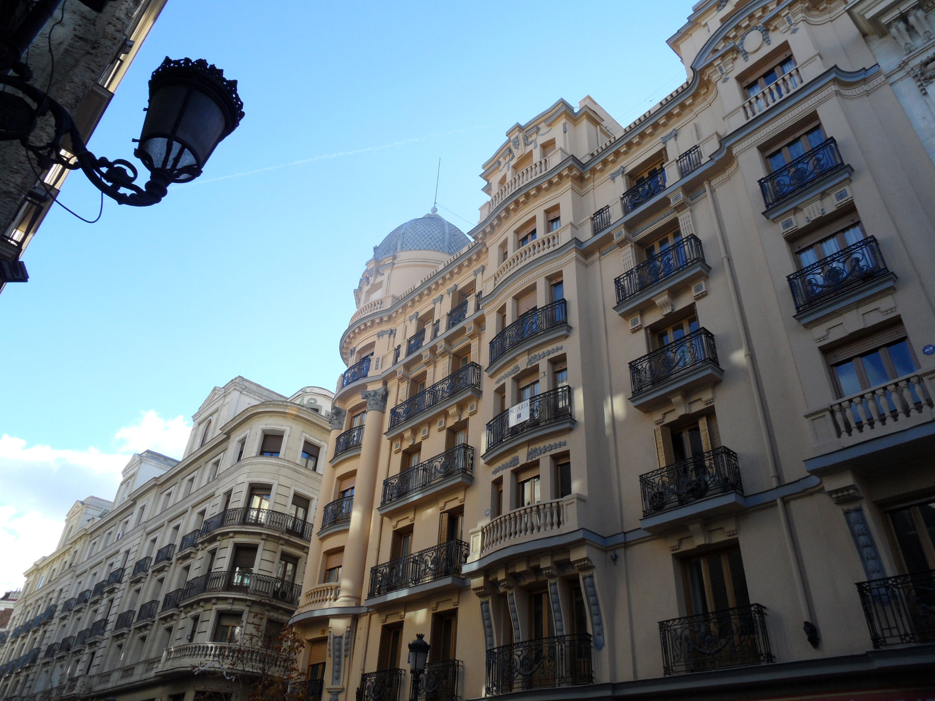 Calles de Madrid que cuentan historias y cautivan a los paseantes