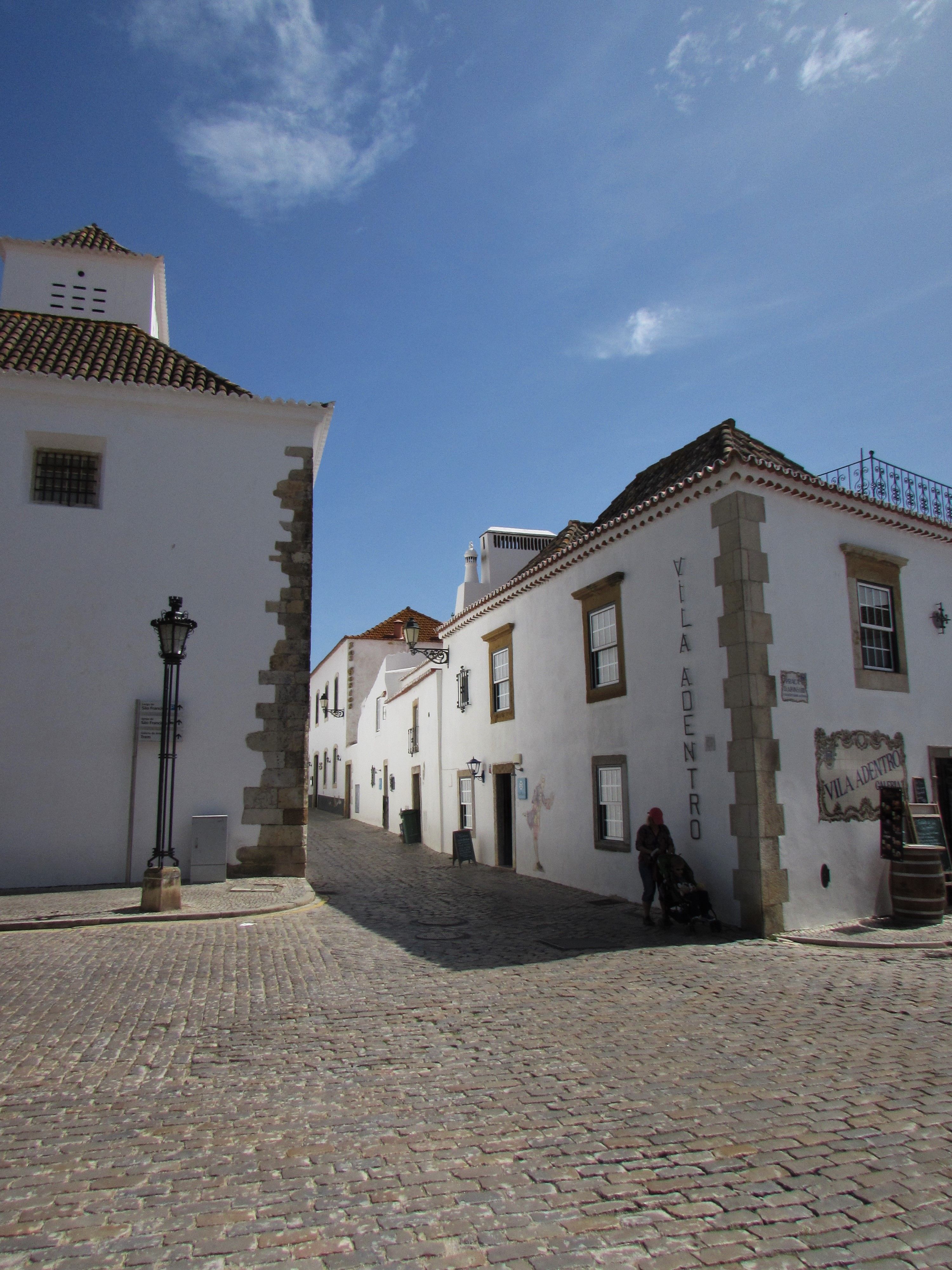 Rua do Castelo, por Helena Compadre