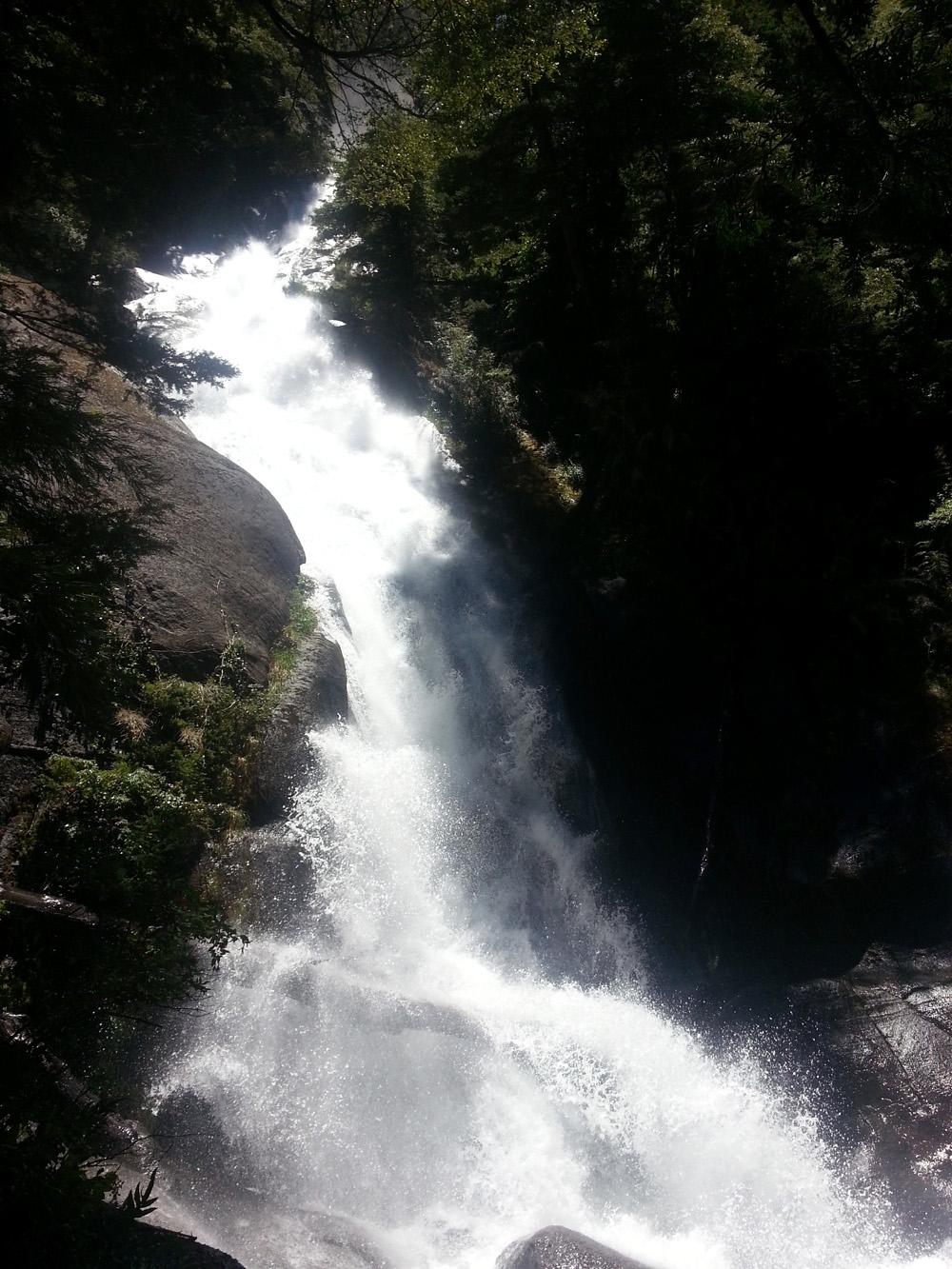 Cascada Nido de Aguila, Parque Nacional Huerquehue, por Tribi Lin