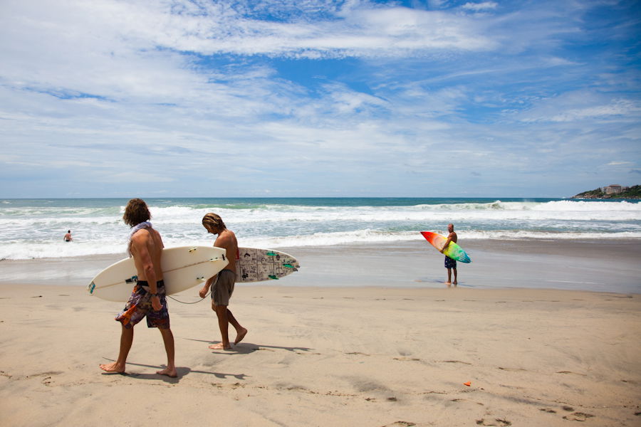 Surfing en Zicatela, por Zai Aragon