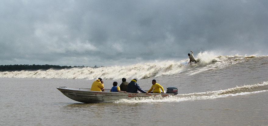 Surf na Pororoca, por Evelyn Araripe