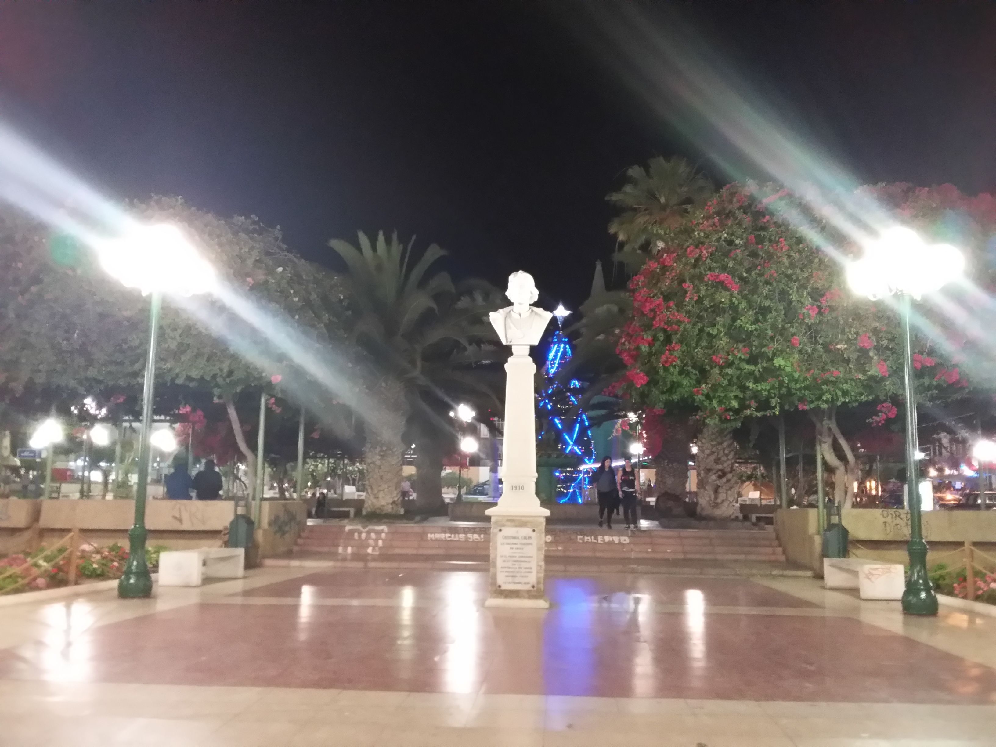 Plaza Cristóbal Colón, por César - Mochilero