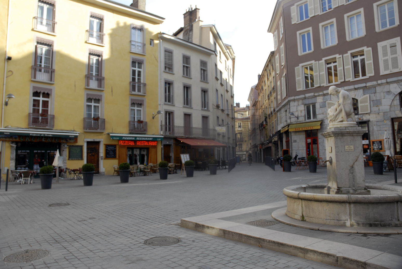 Plaza de Gordes, por Iuliana Covaliu