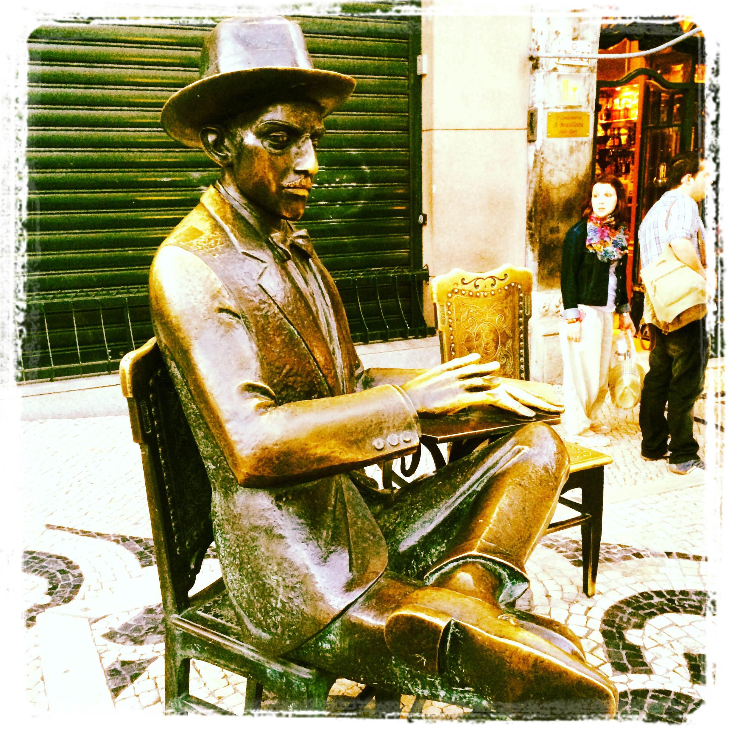 Escultura de Fernando Pessoa, por Eduardo Gregori
