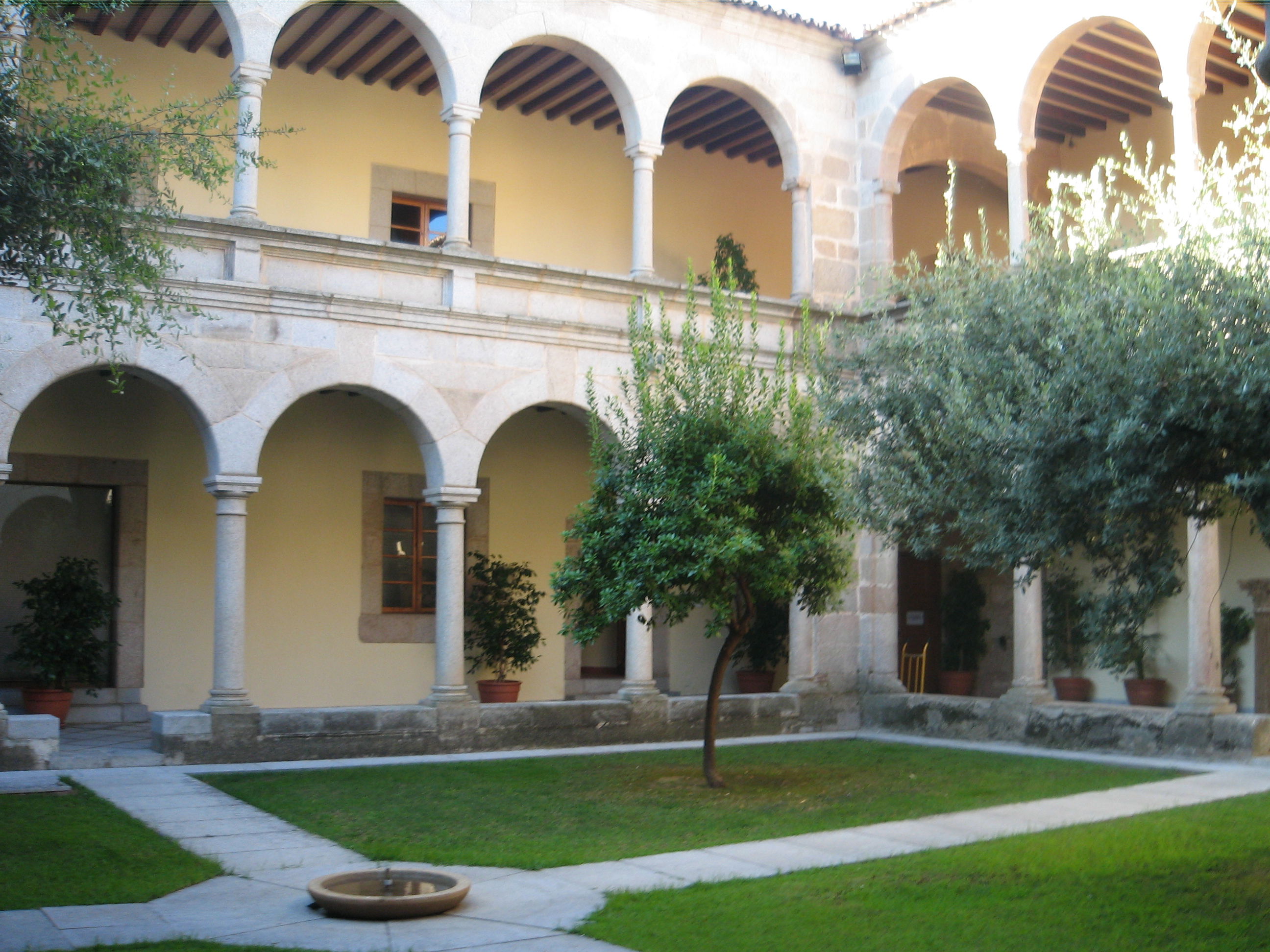 Claustro porticado del Conventual Santiaguista, por Miskita