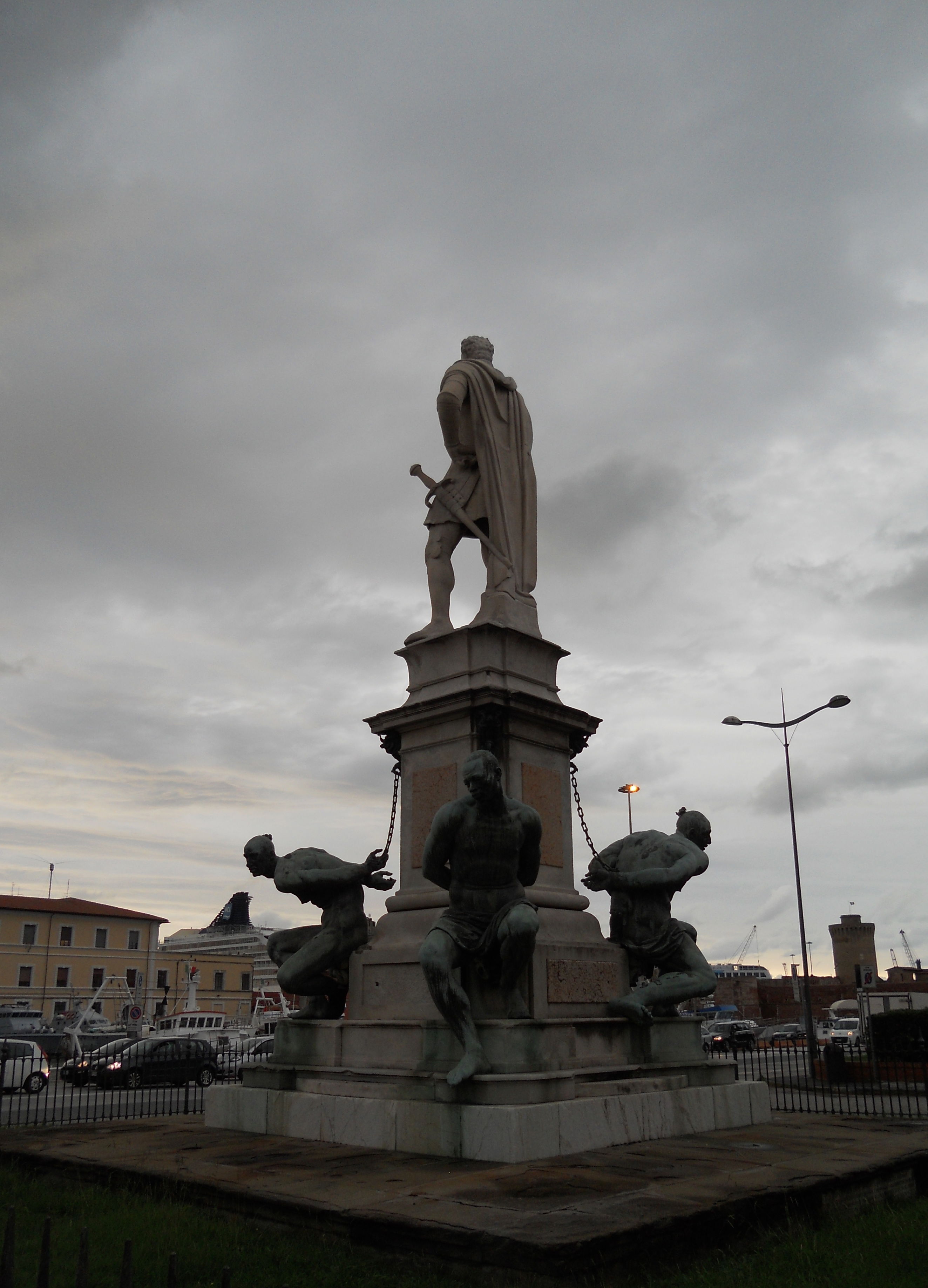 Estatua Quattro Mori, por Roberto Gonzalez