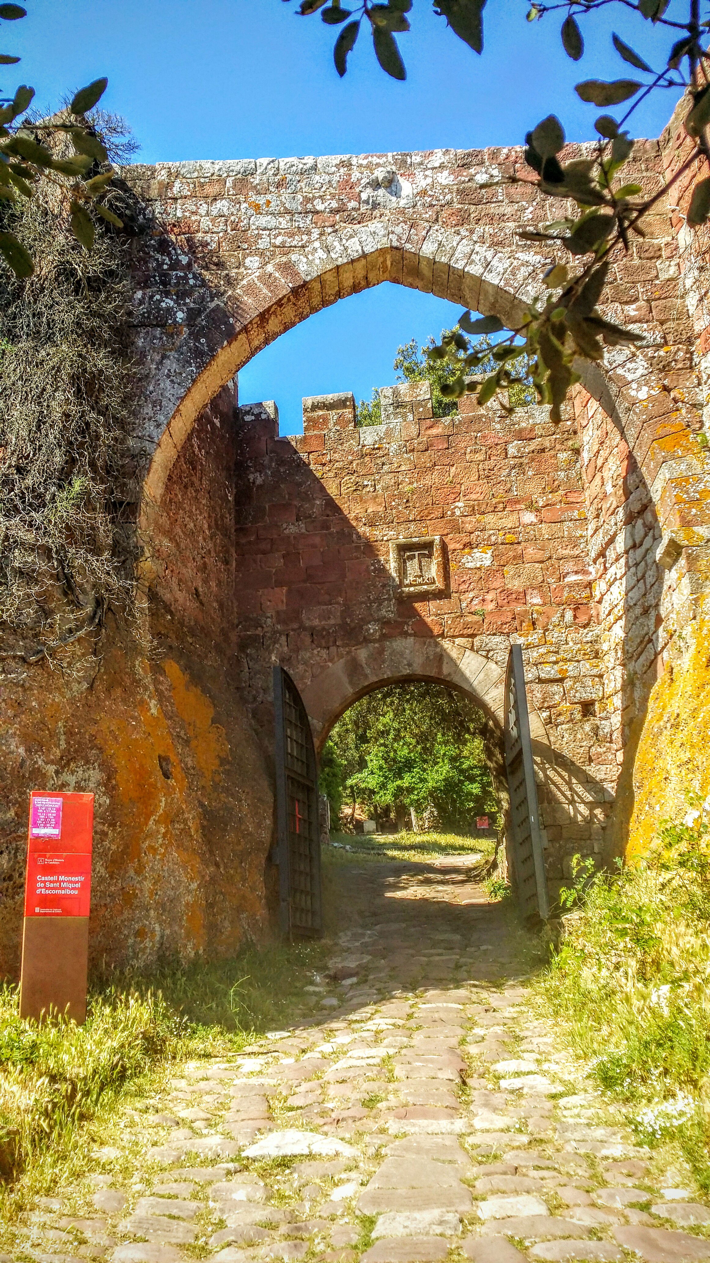 Castell Monestir d'Escornalbou, por emy
