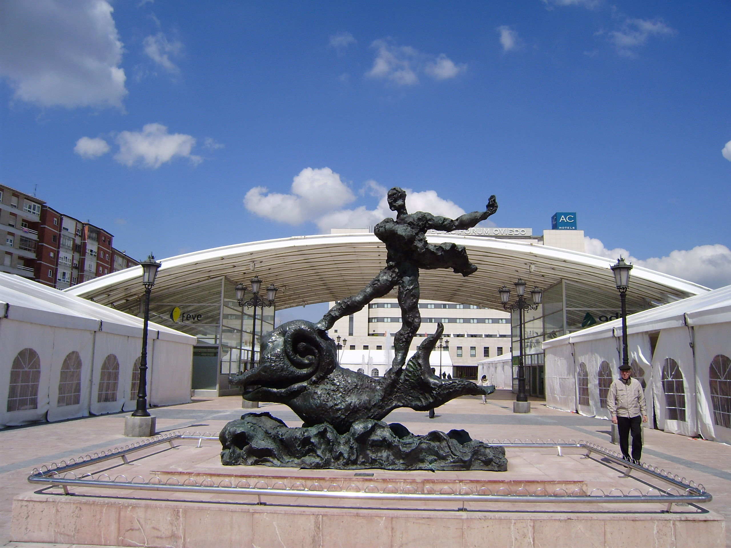 Escultura "Hombre sobre delfín", por Saudade