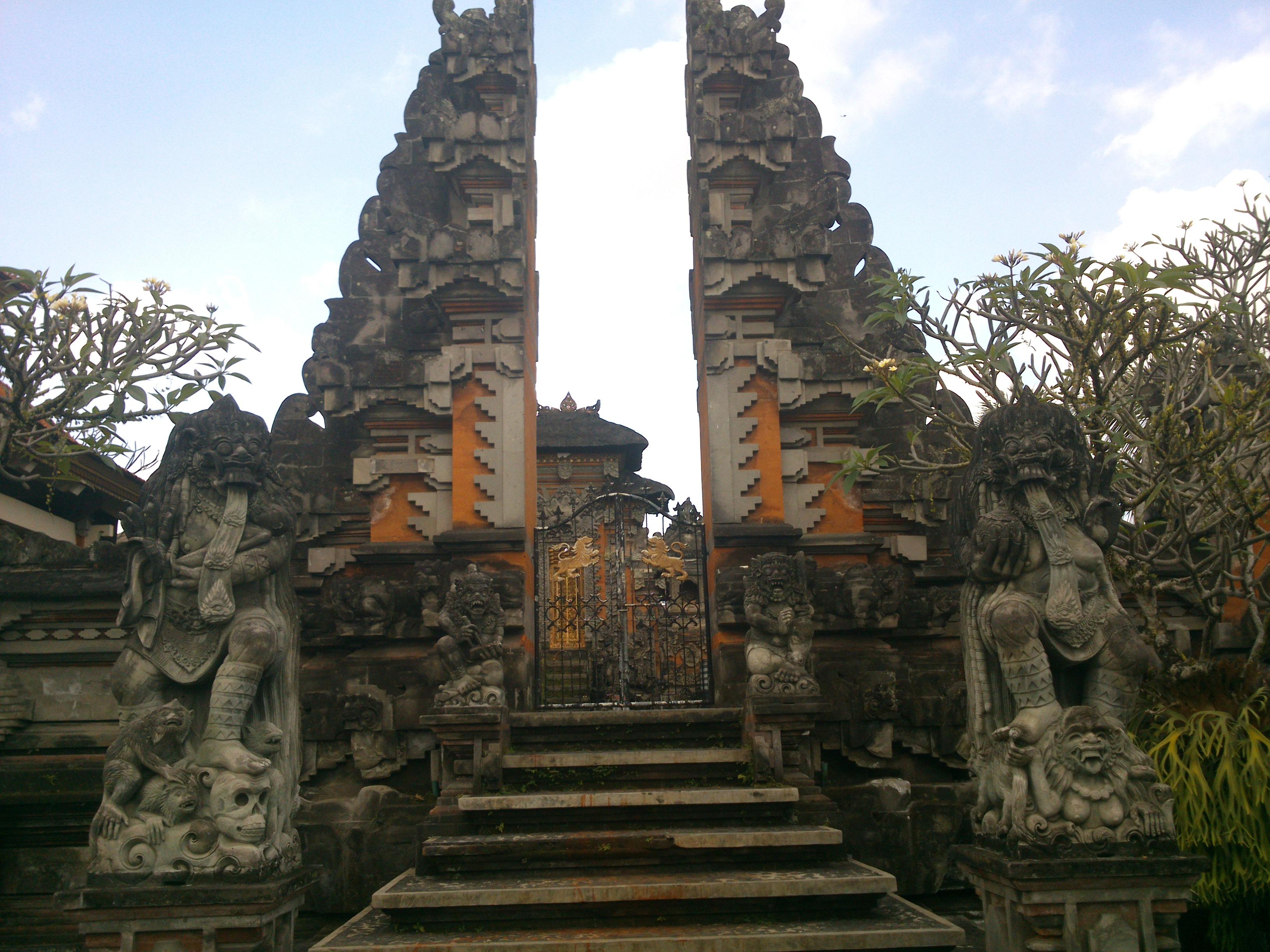 Pura Dalem Agung, por desdemisalturas.com