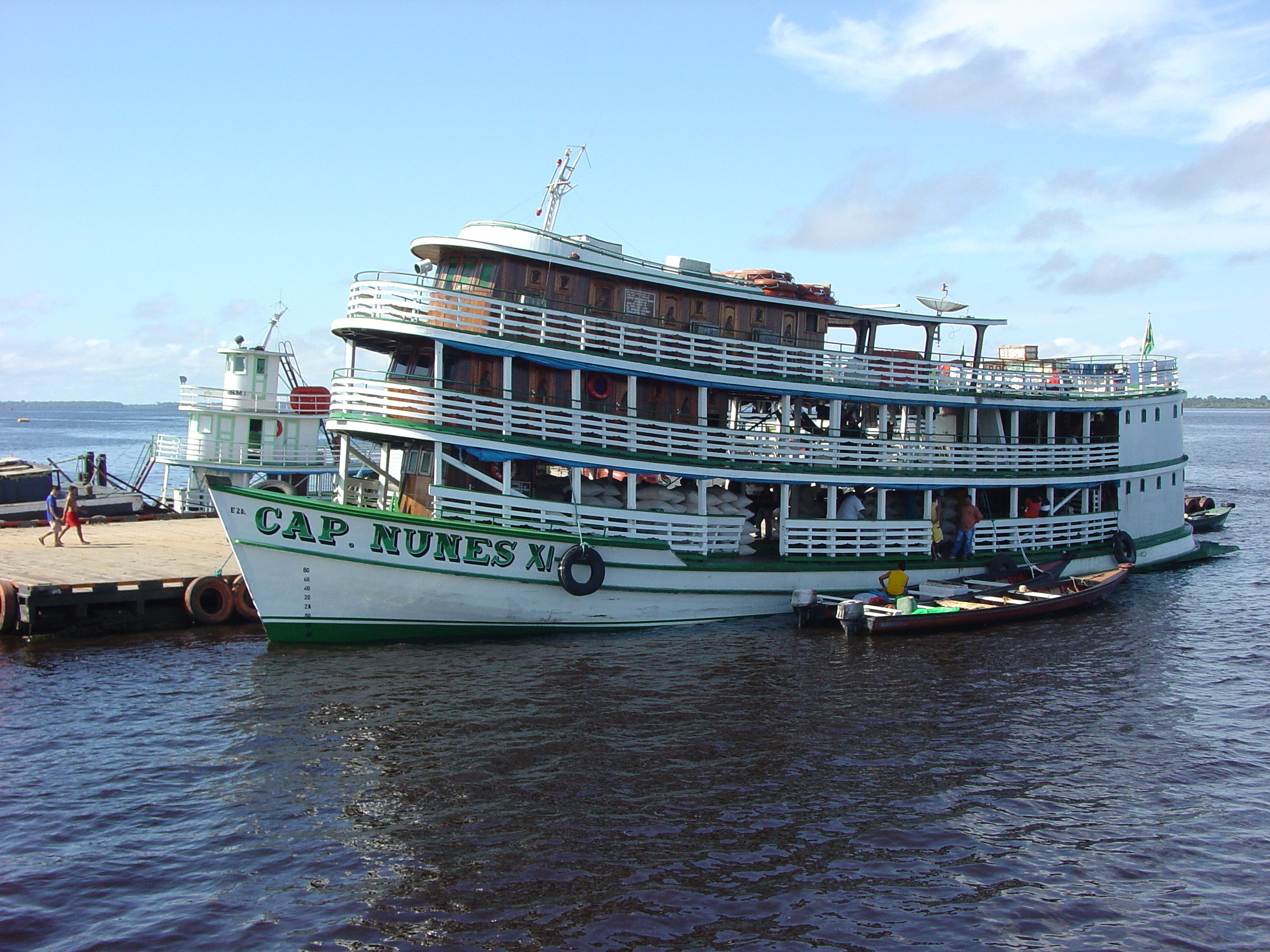 Plataforma flotante en el Amazonas, por Carlos Olmo