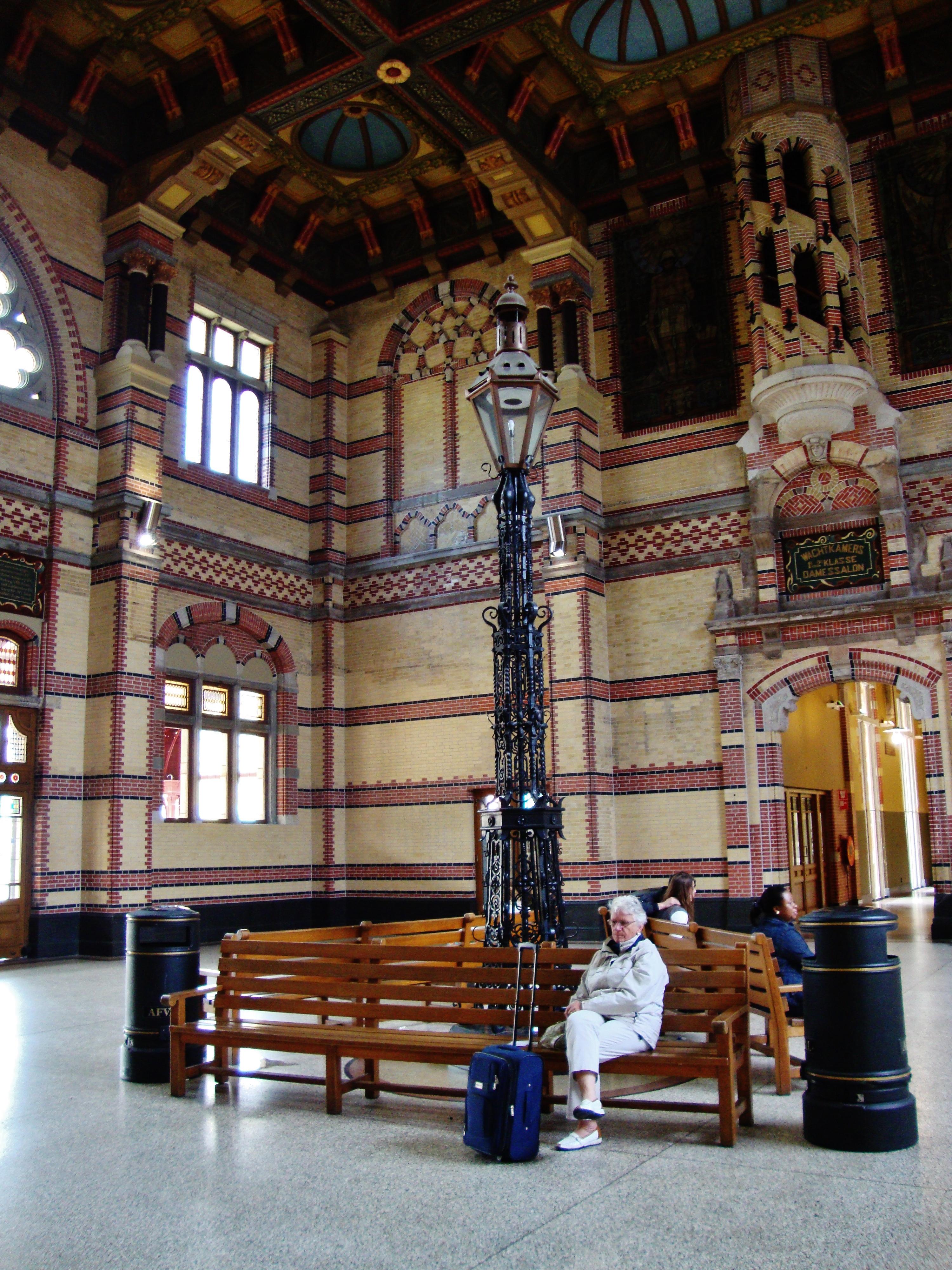 Groningen Station, por Helena Compadre