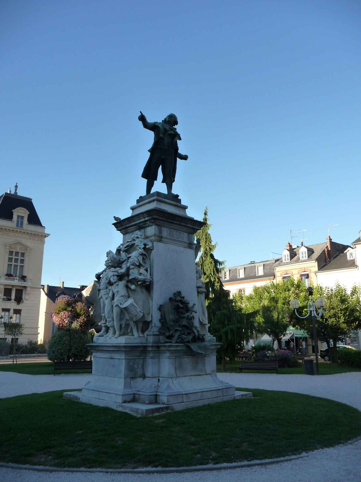 Monumento a la gloria de Danton, por Marine Castell