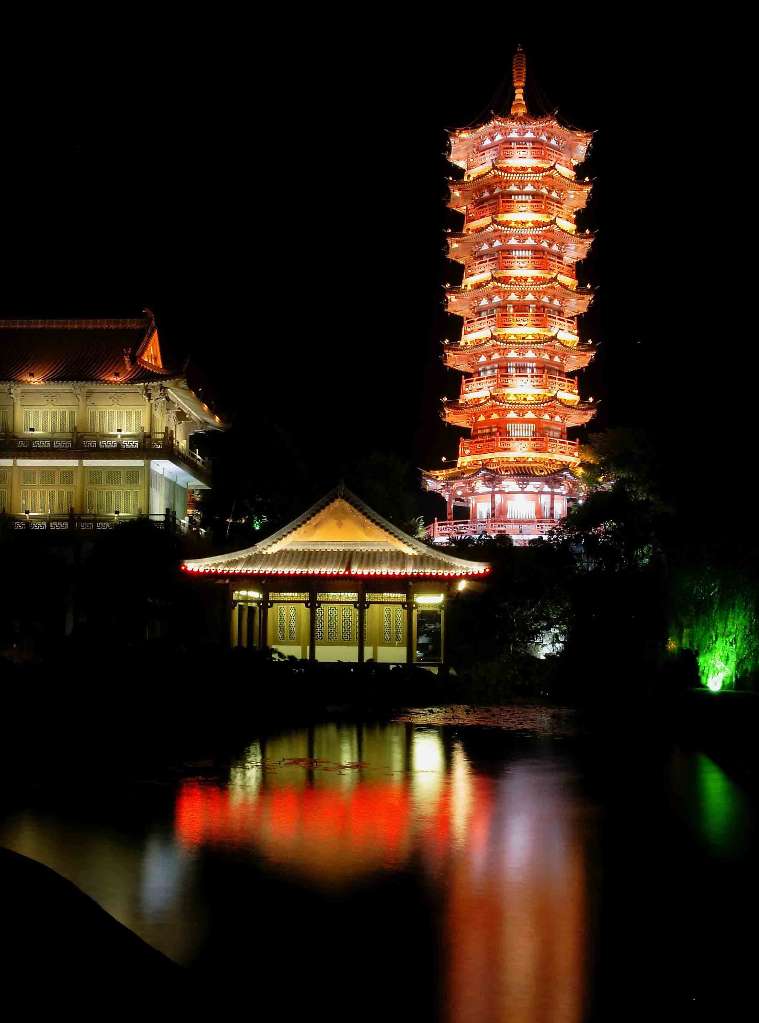 Pagoda encendida, por JOXE INAZIO KUESTA