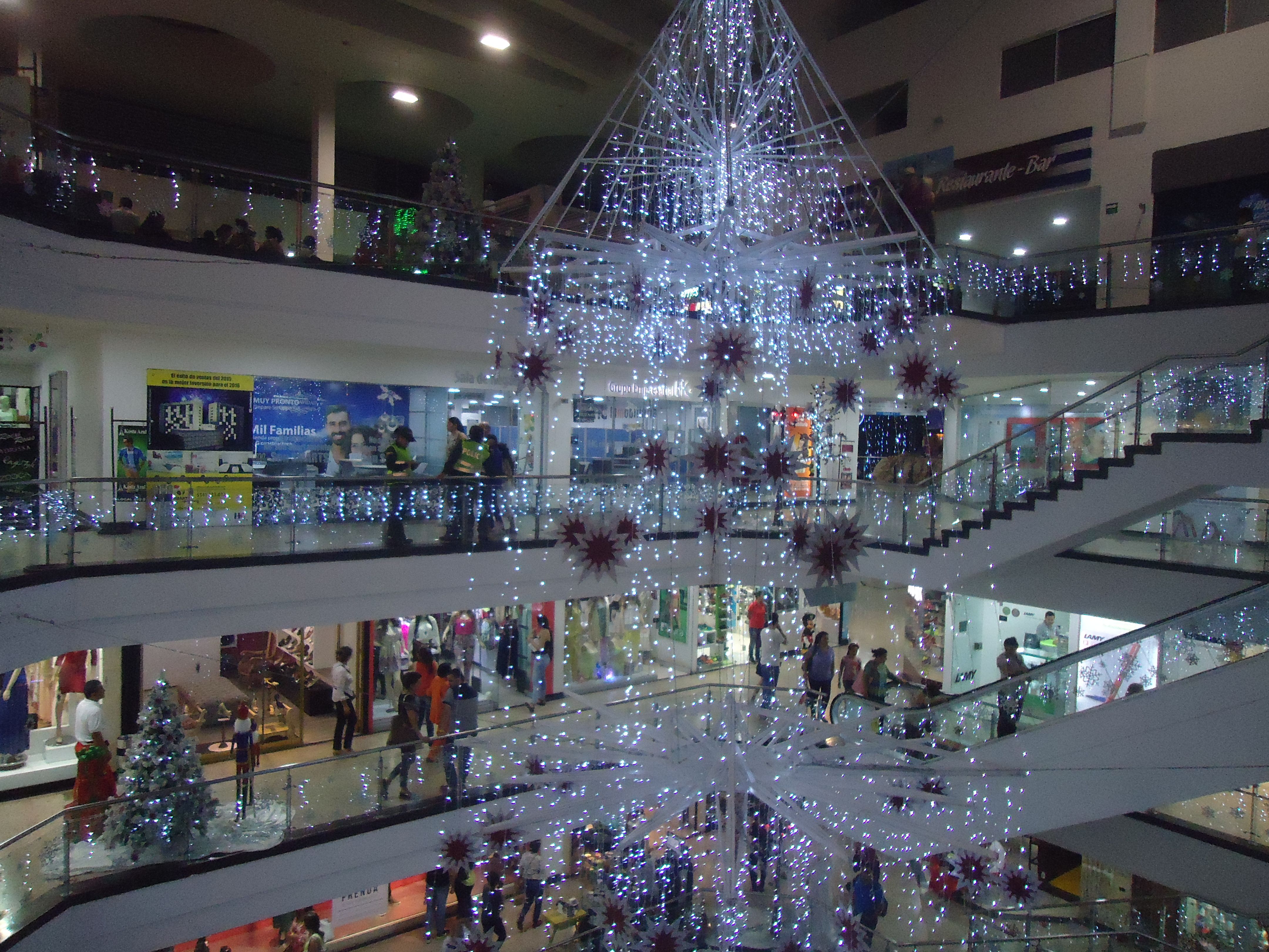 Centro Comercial Cuarta Etapa, por César - Mochilero
