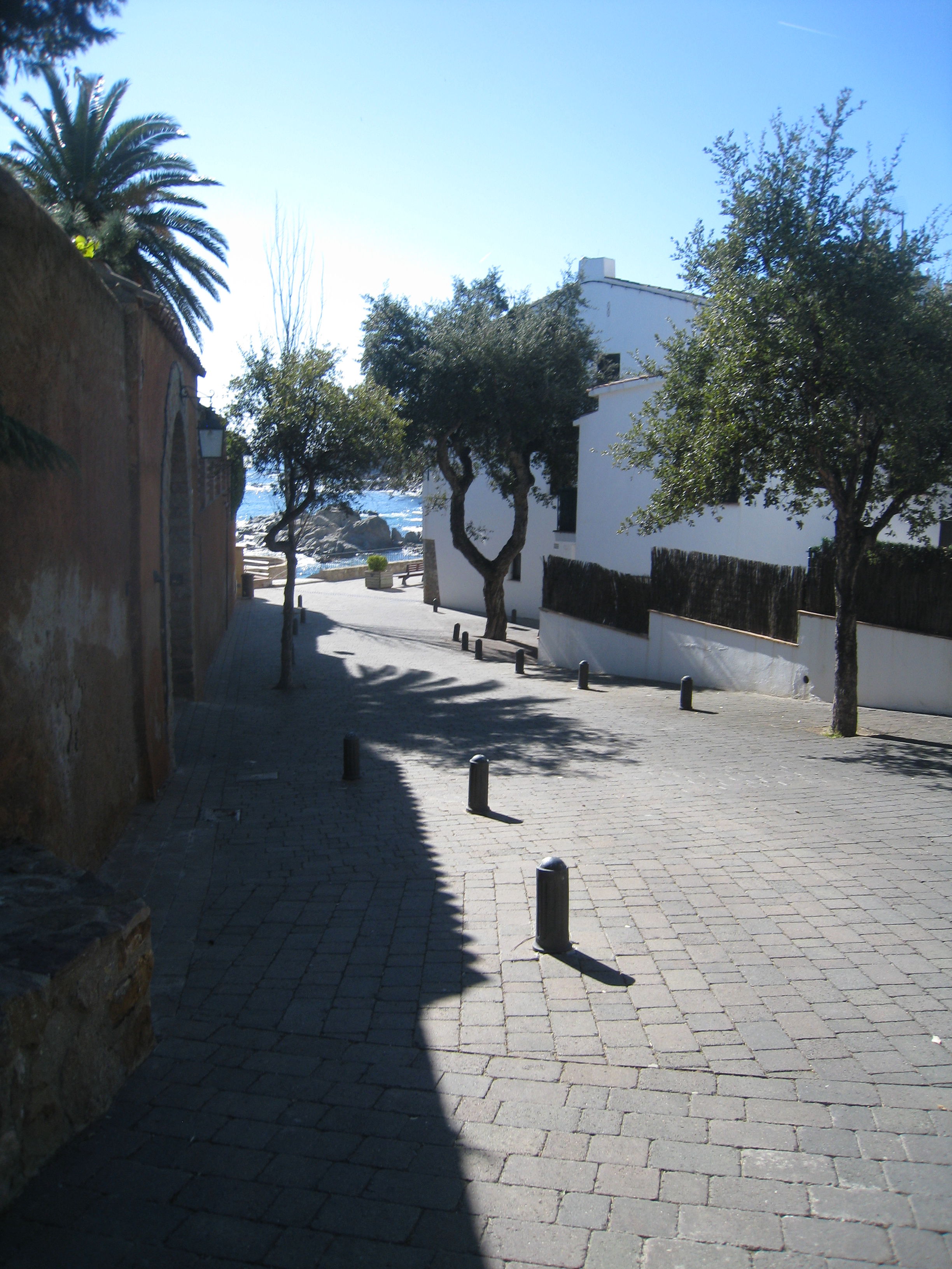 Paseando por las calles de Calella de Palafrugell, por Finques Port-Calella Alquiler Apartamentos
