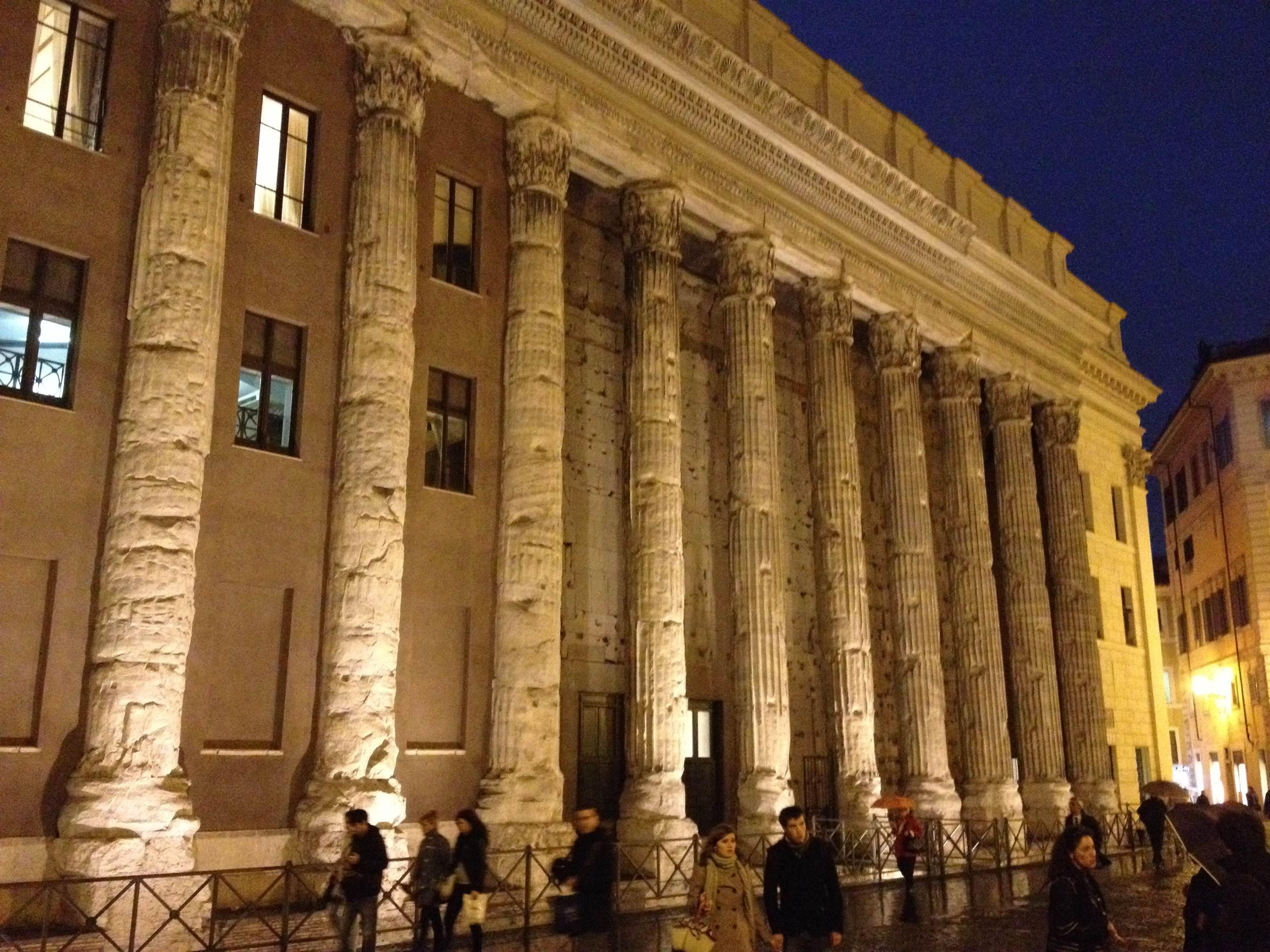 Lugar secreto en Roma 👉🏻 Templo de Adriano 🏛️✨ . En pleno
