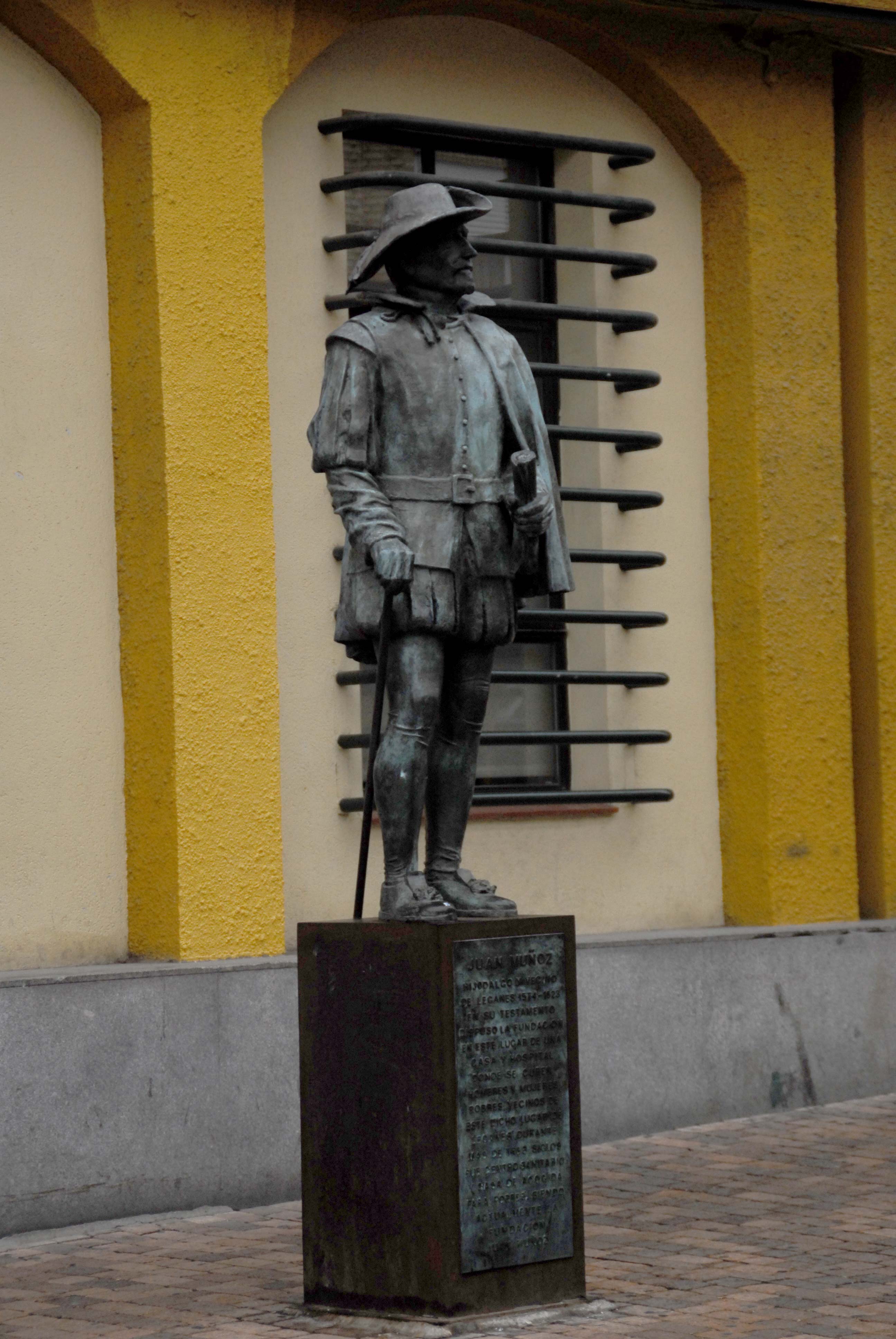 Estatua de Juan Muñoz, por Trotamundos