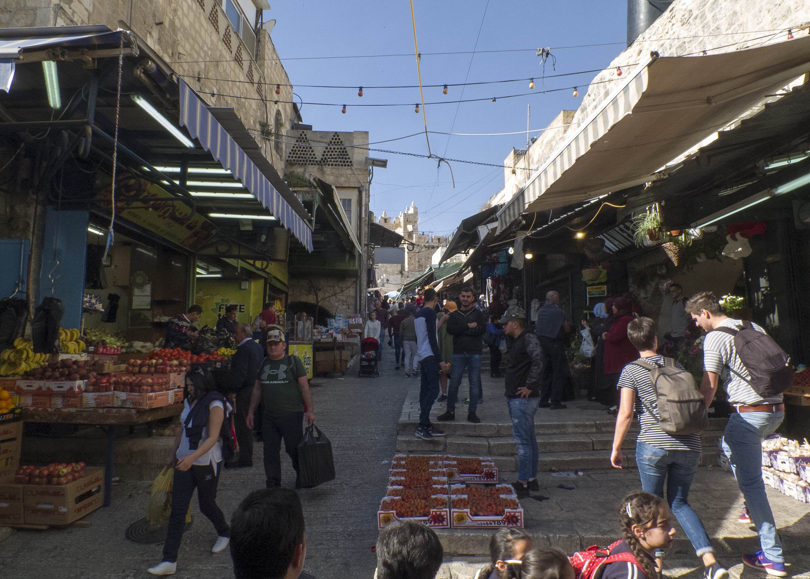 Descubre los vibrantes mercados de Jerusalén y su encanto local