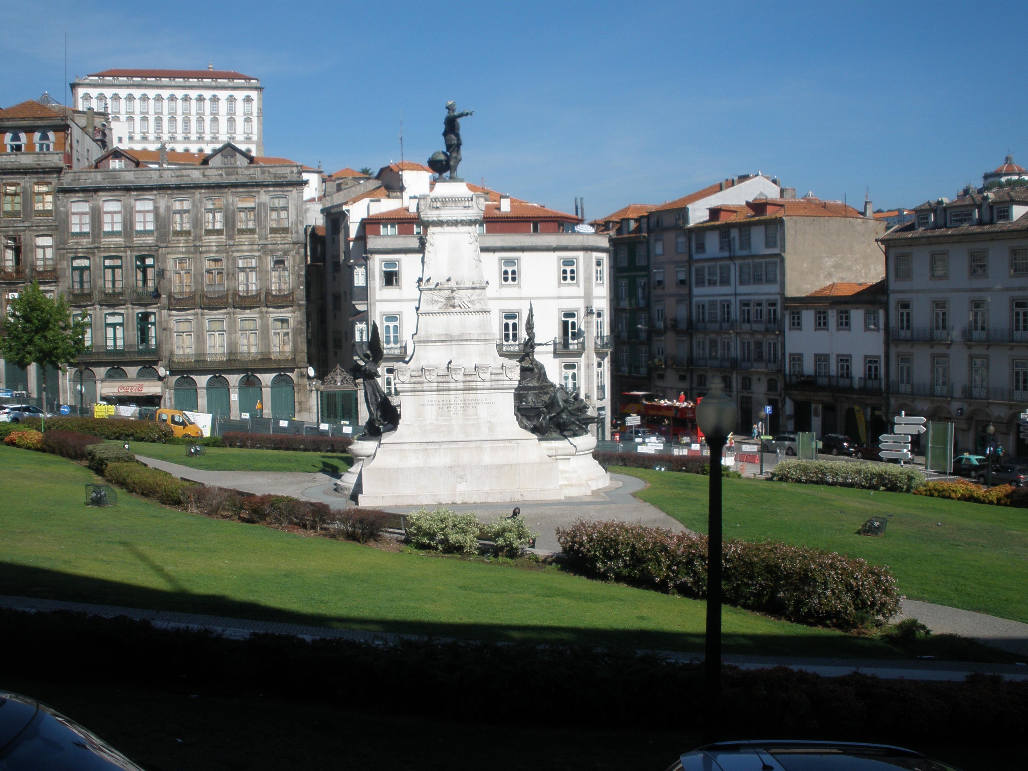 Plaça do Infante Dom Enrique, por 2 pekes viajeros 
