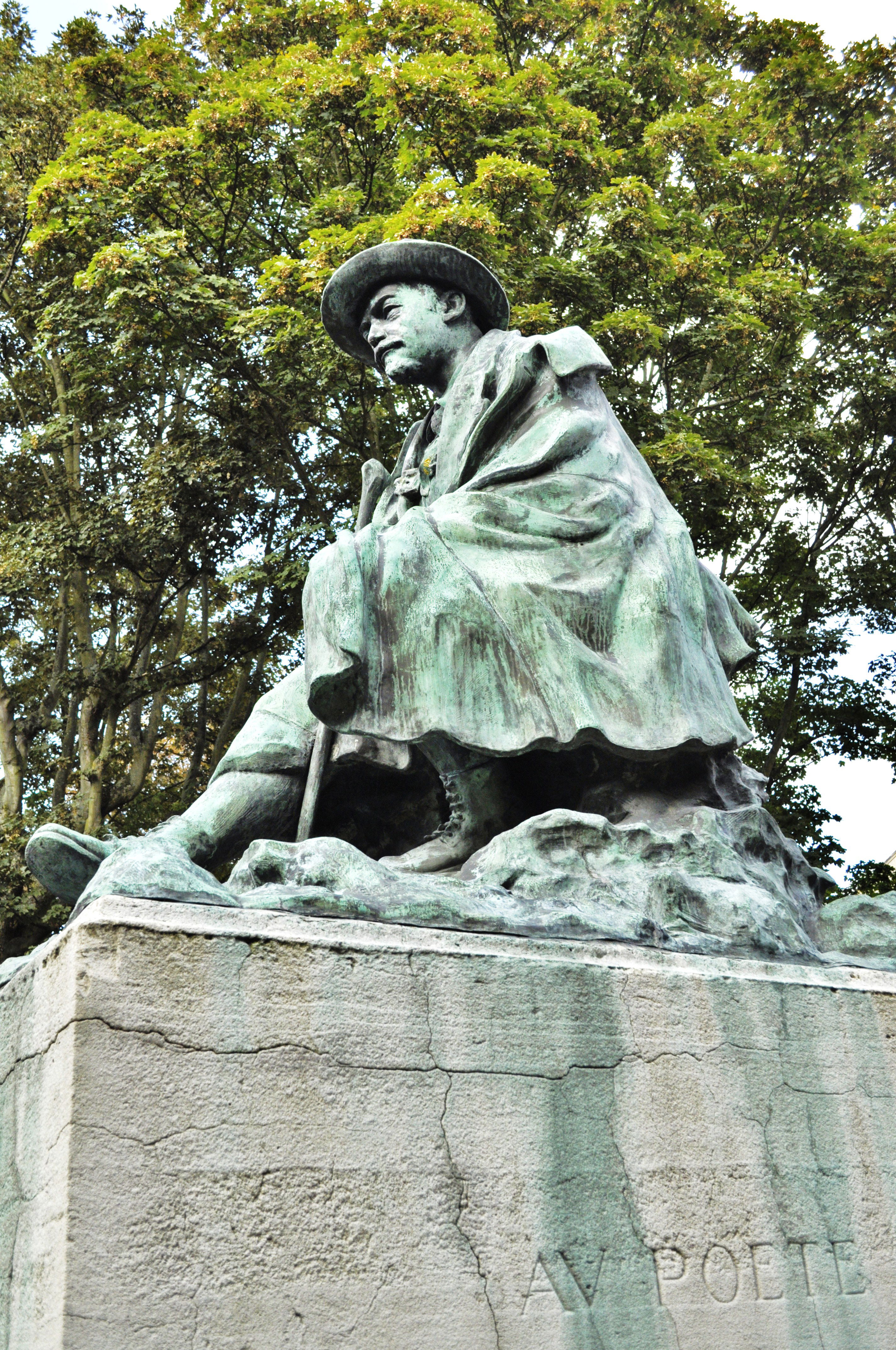 Estatua Auguste Angellier, por Thomas Bach