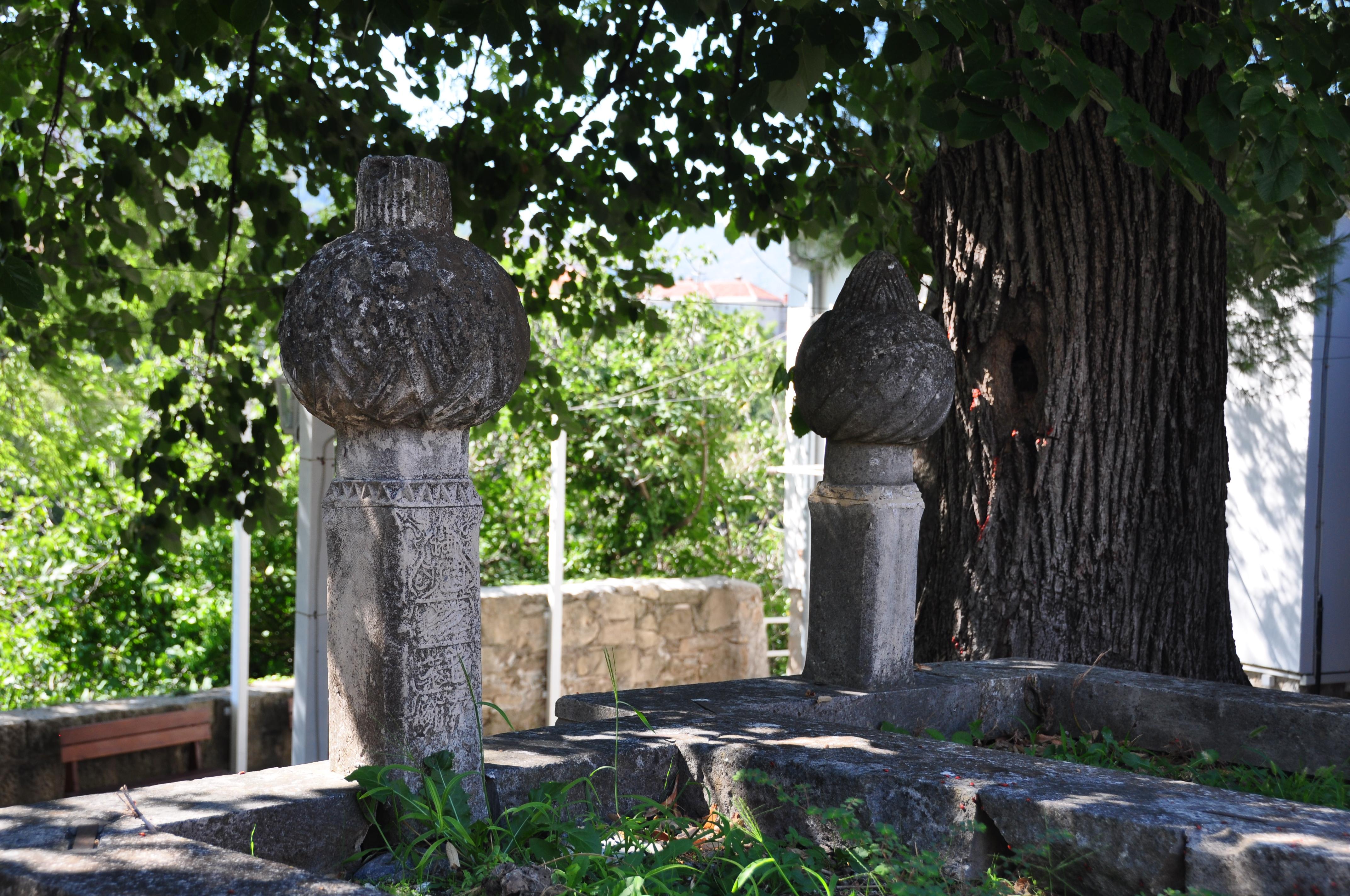 Cementerio de la Mezquita Koski Mehmed Pasha, por Kris por el mundo