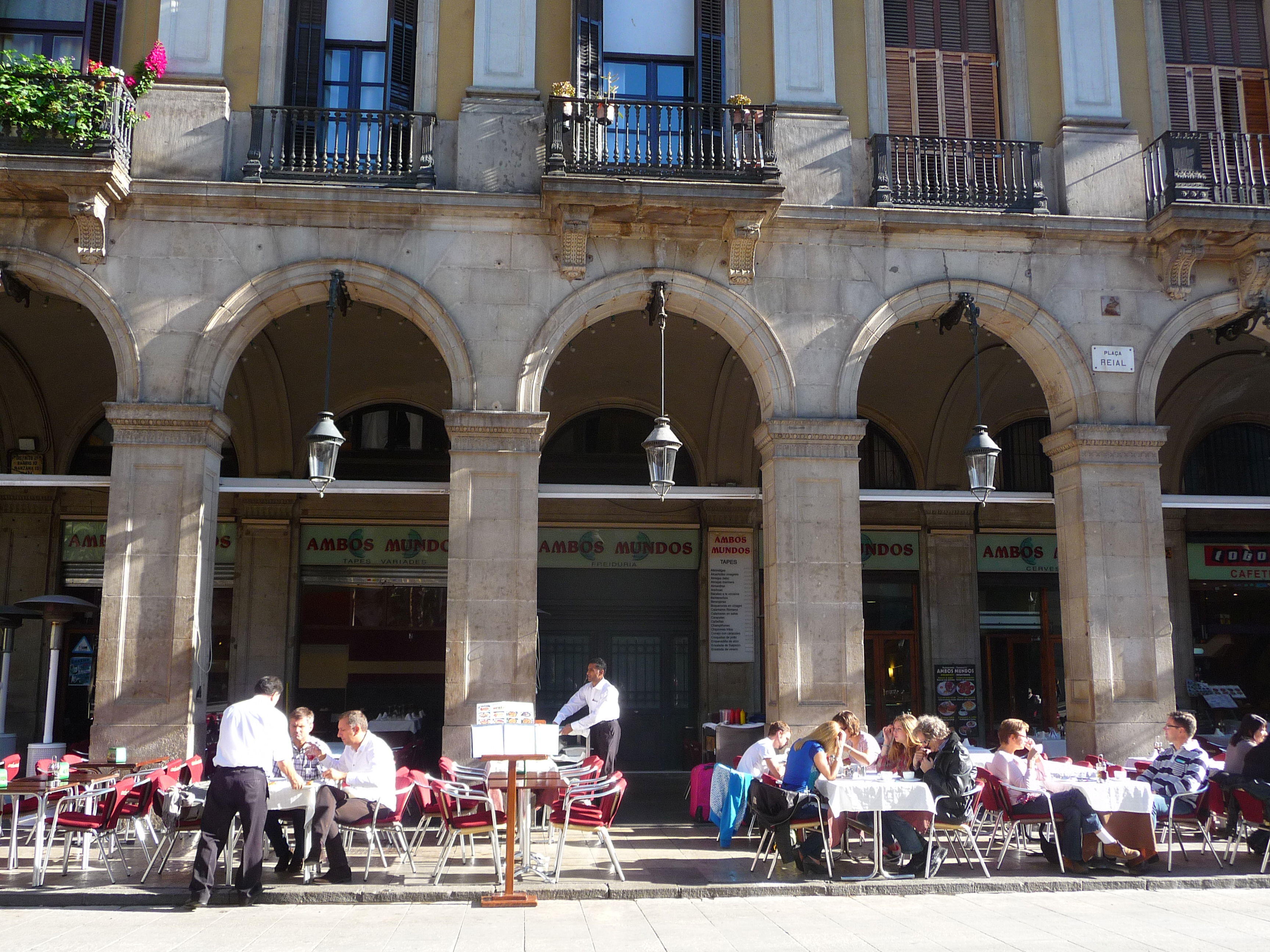 Bares de copas en Barcelona para disfrutar con estilo y ritmo