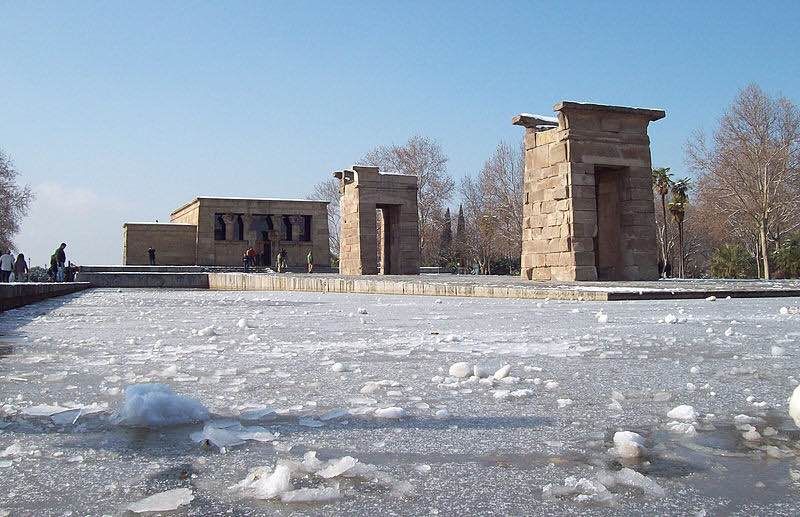 El Templo de Debod helado