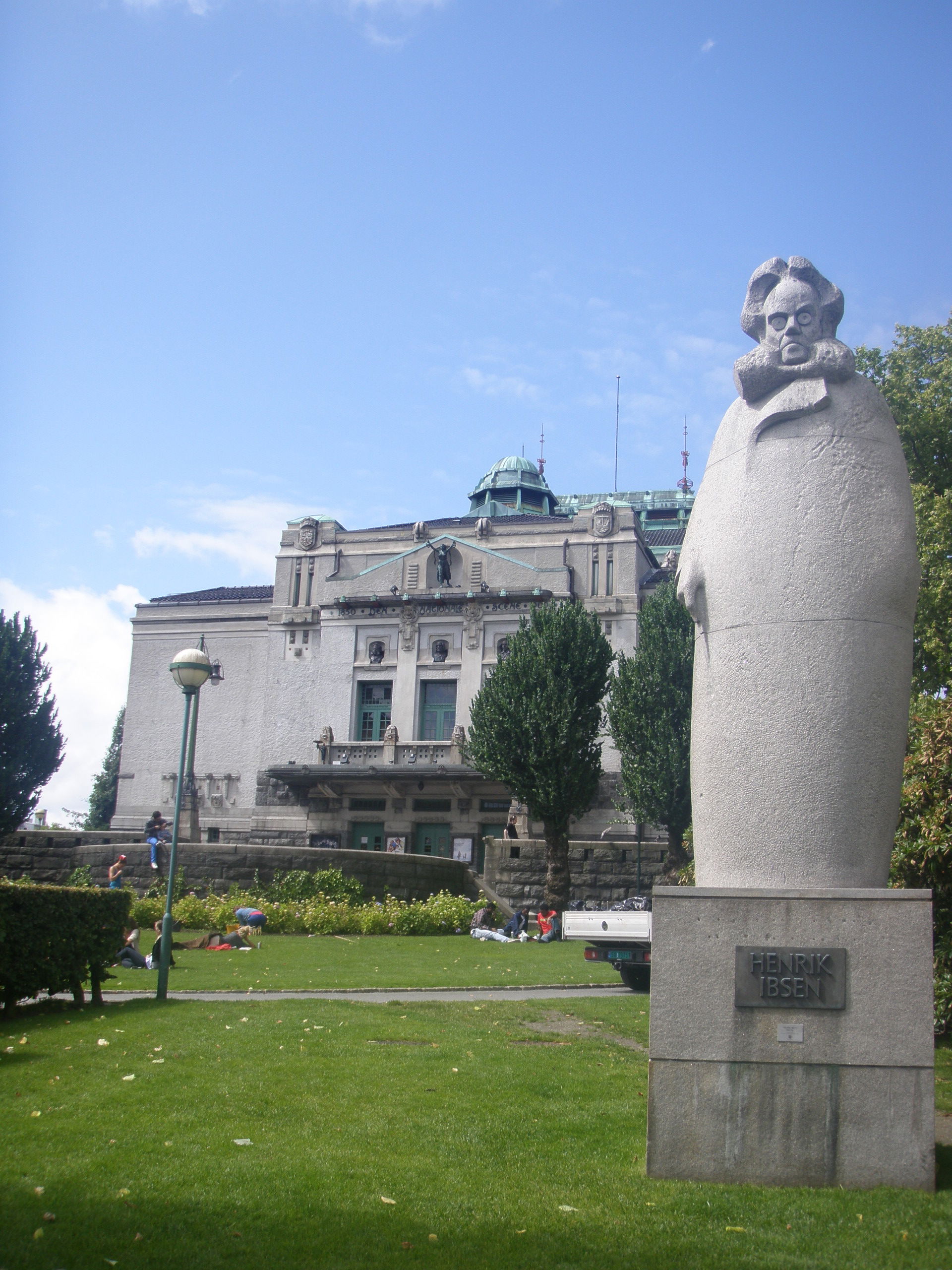 Escultura a Henrik Ibsen, por Enma