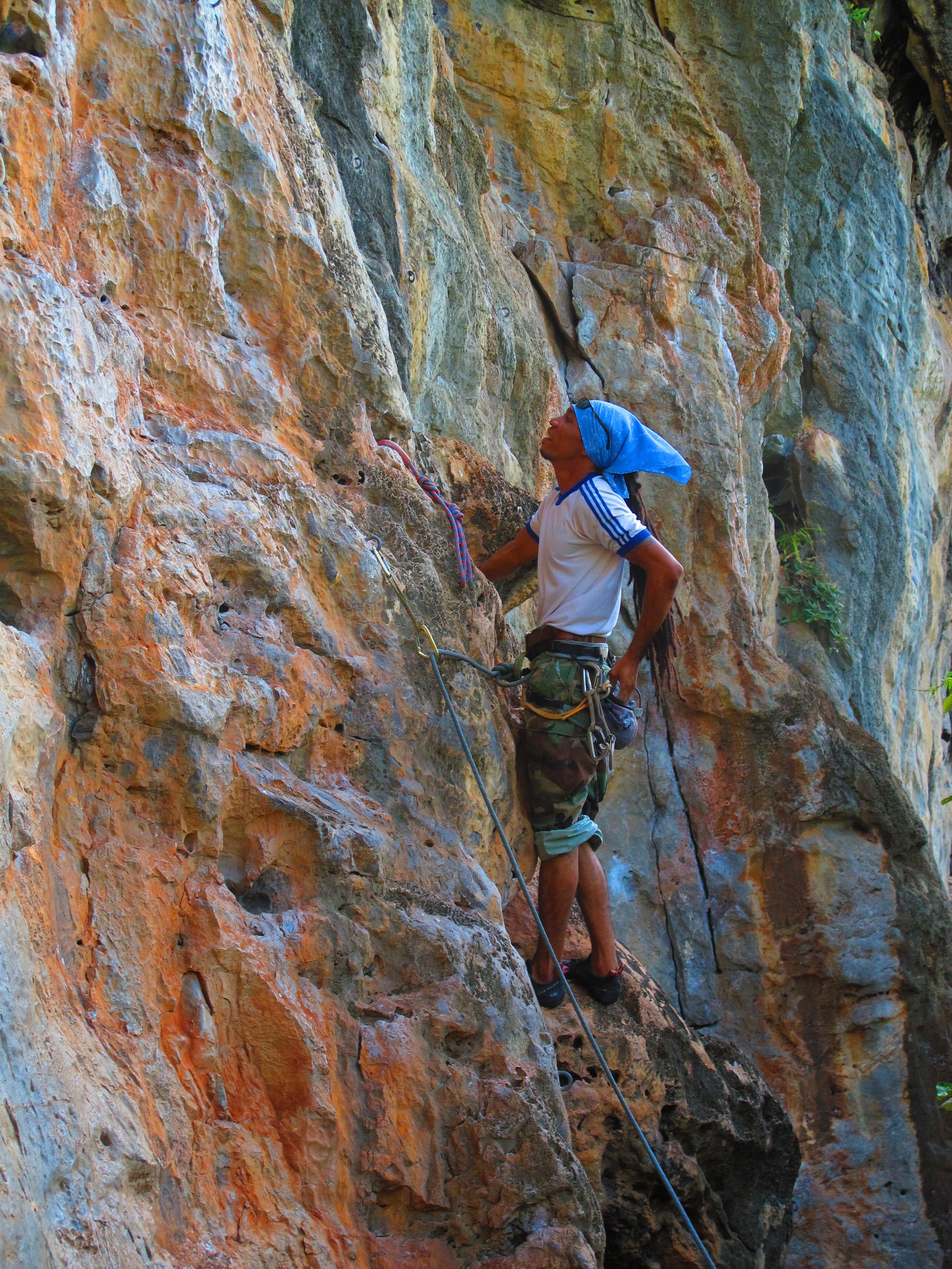 Barranquismo en Railay Beach, por Fernanda C. de Souza