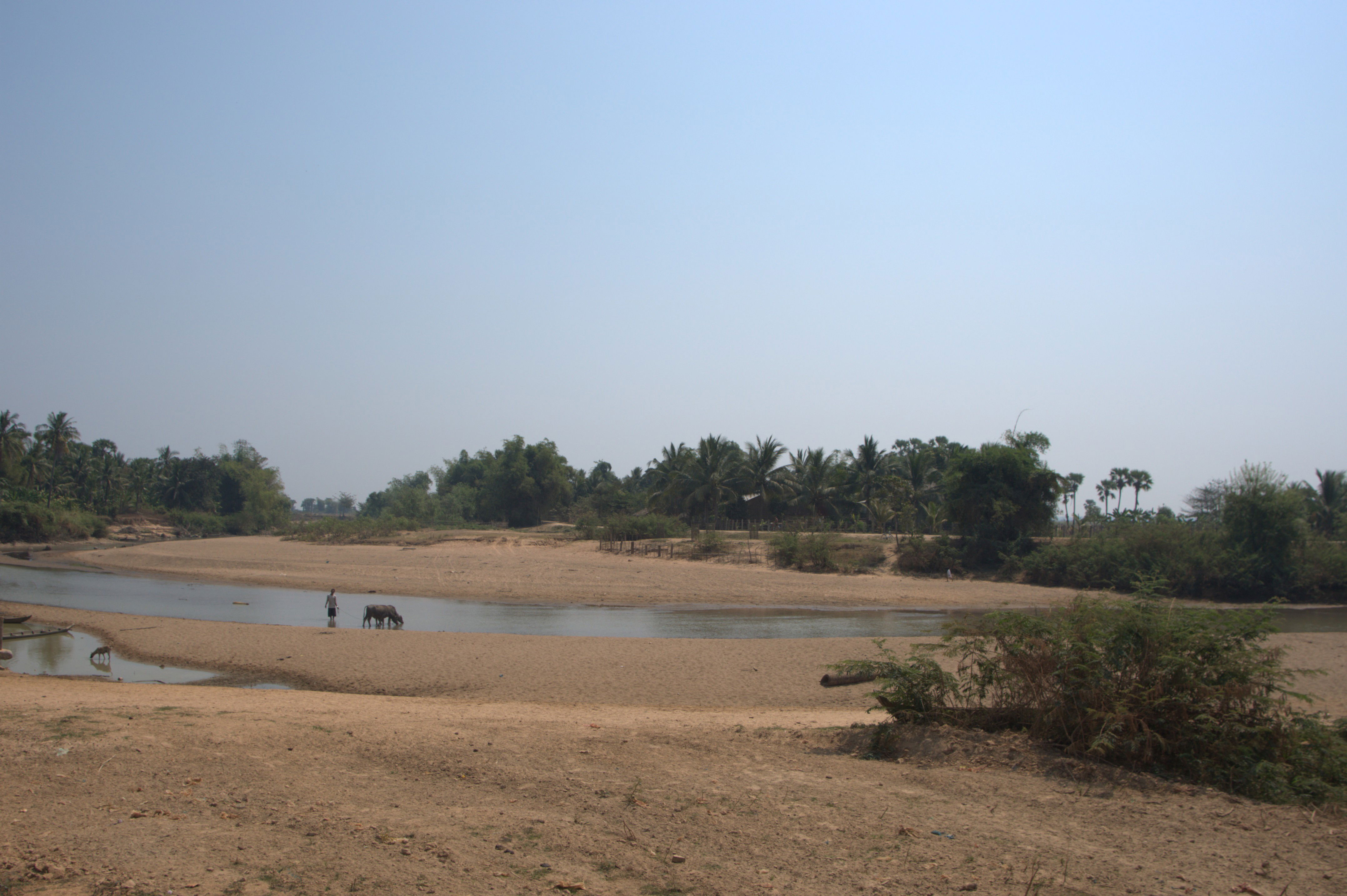 Carretera desde Pursat hacia el Tonle Sap, por Leo&Vero