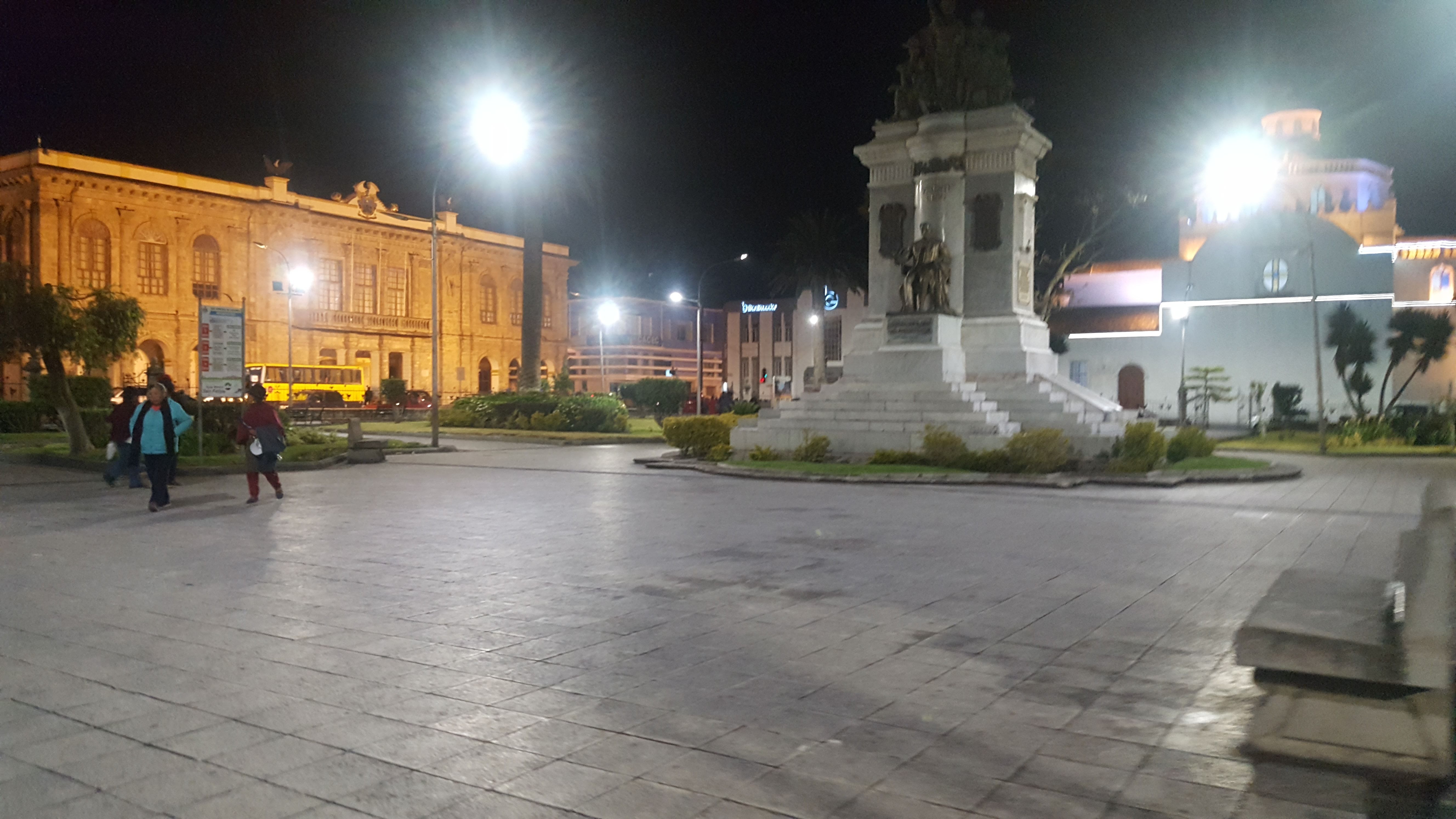 Estatua Vincente Leon, por Alexs Yanez