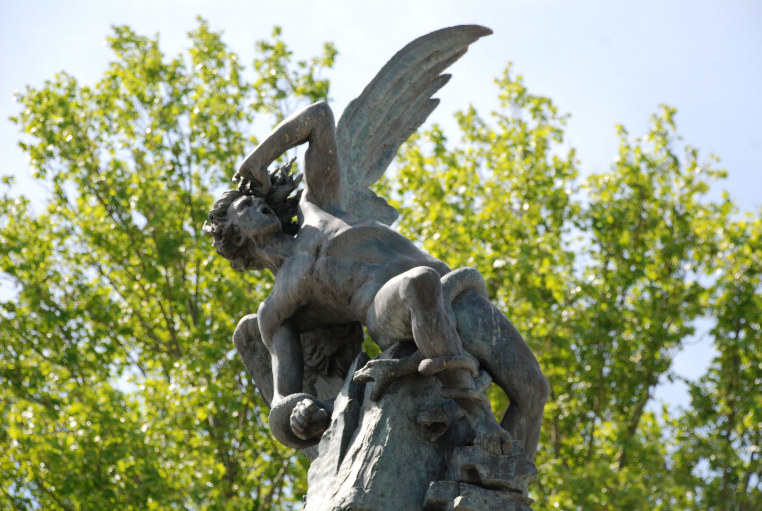 Estatua del Ángel Caído, por Reconquista
