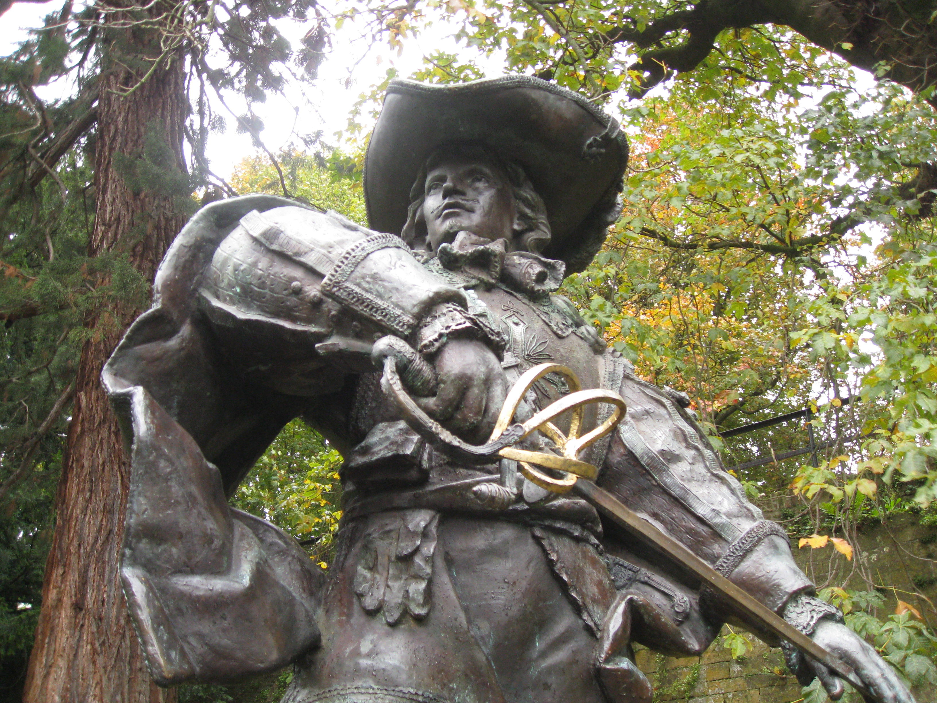 Estatua de D'Artagnan en el Aldenhofpark, por Las sandalias de Ulises