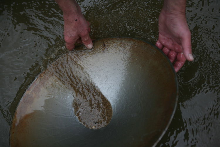 Lavado de oro en el rio Isle, por François-Xavier Gutton