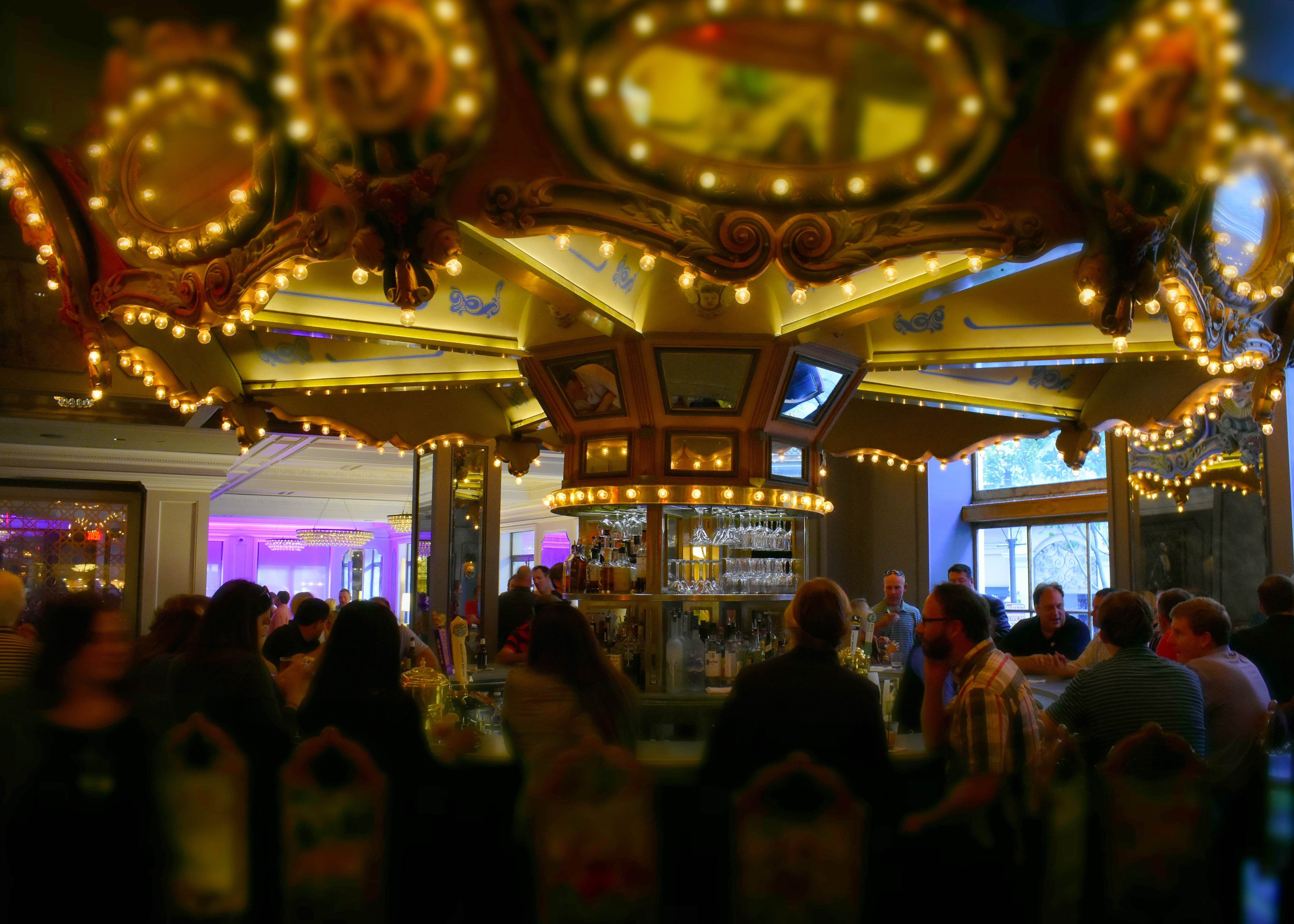 Carousel Bar, por Chris Pearrow