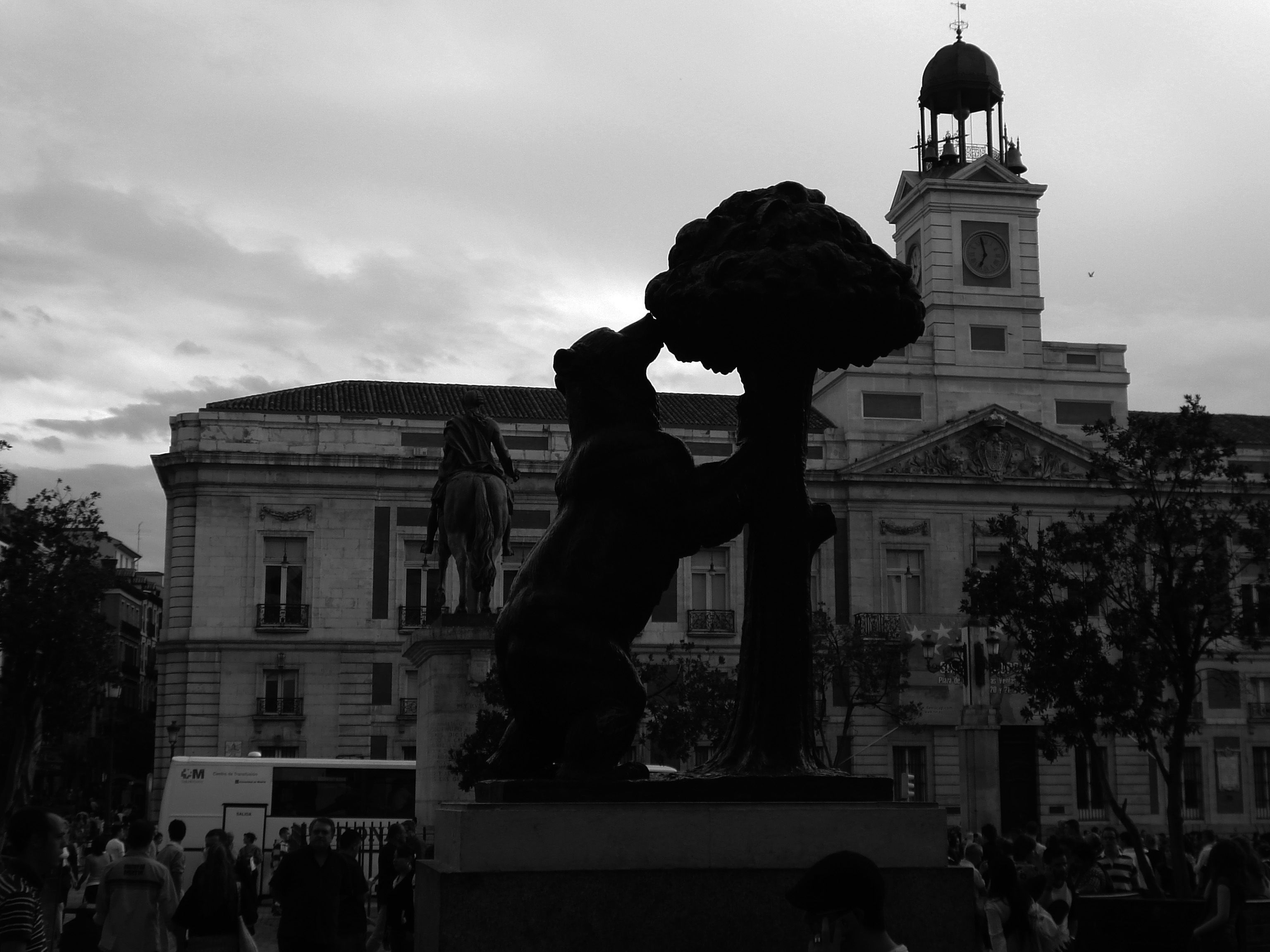 Estatua del Oso y el Madroño, por LEILA MADRID
