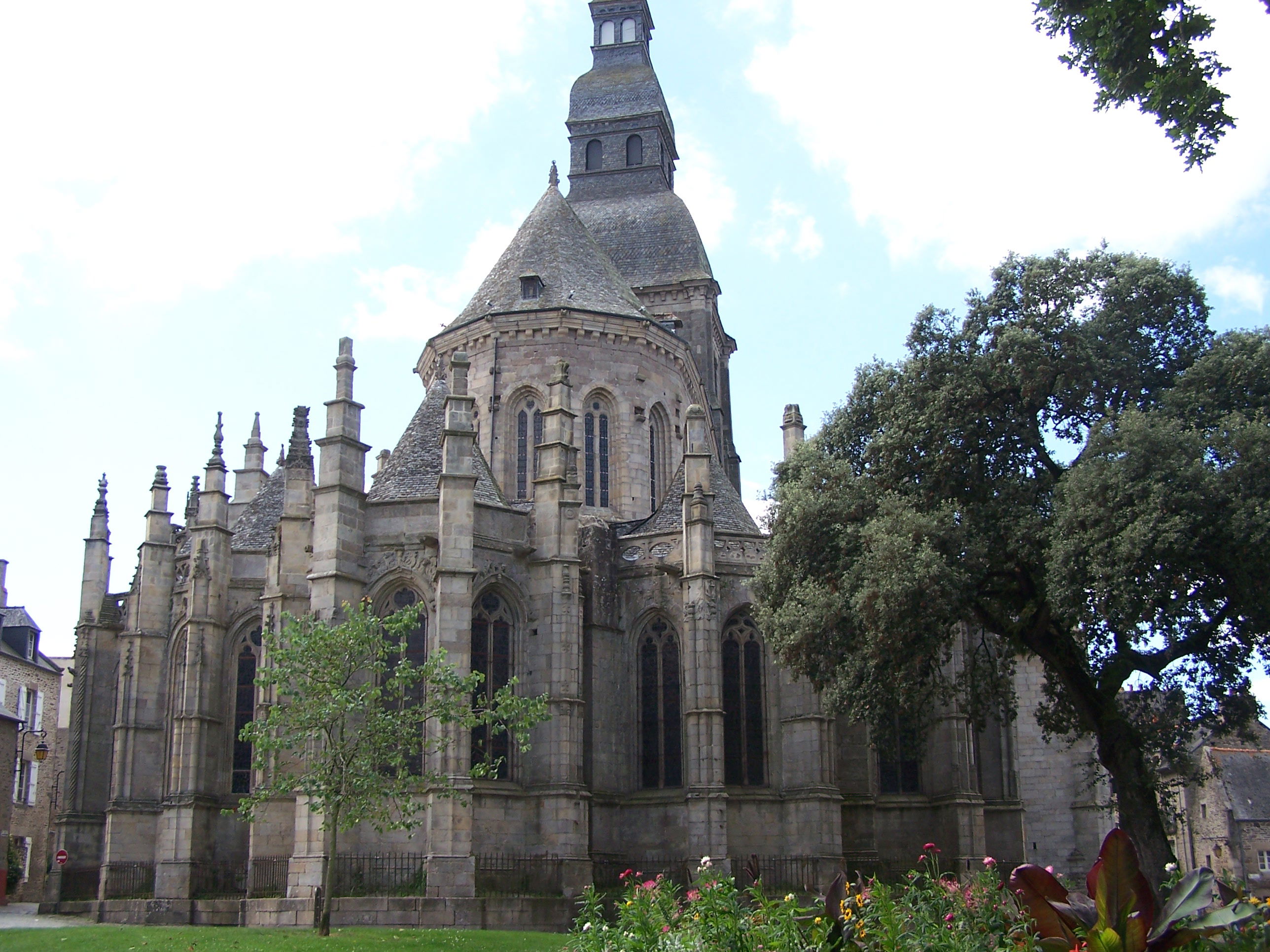 Basilique Saint Sauveur, por Turiscapadas