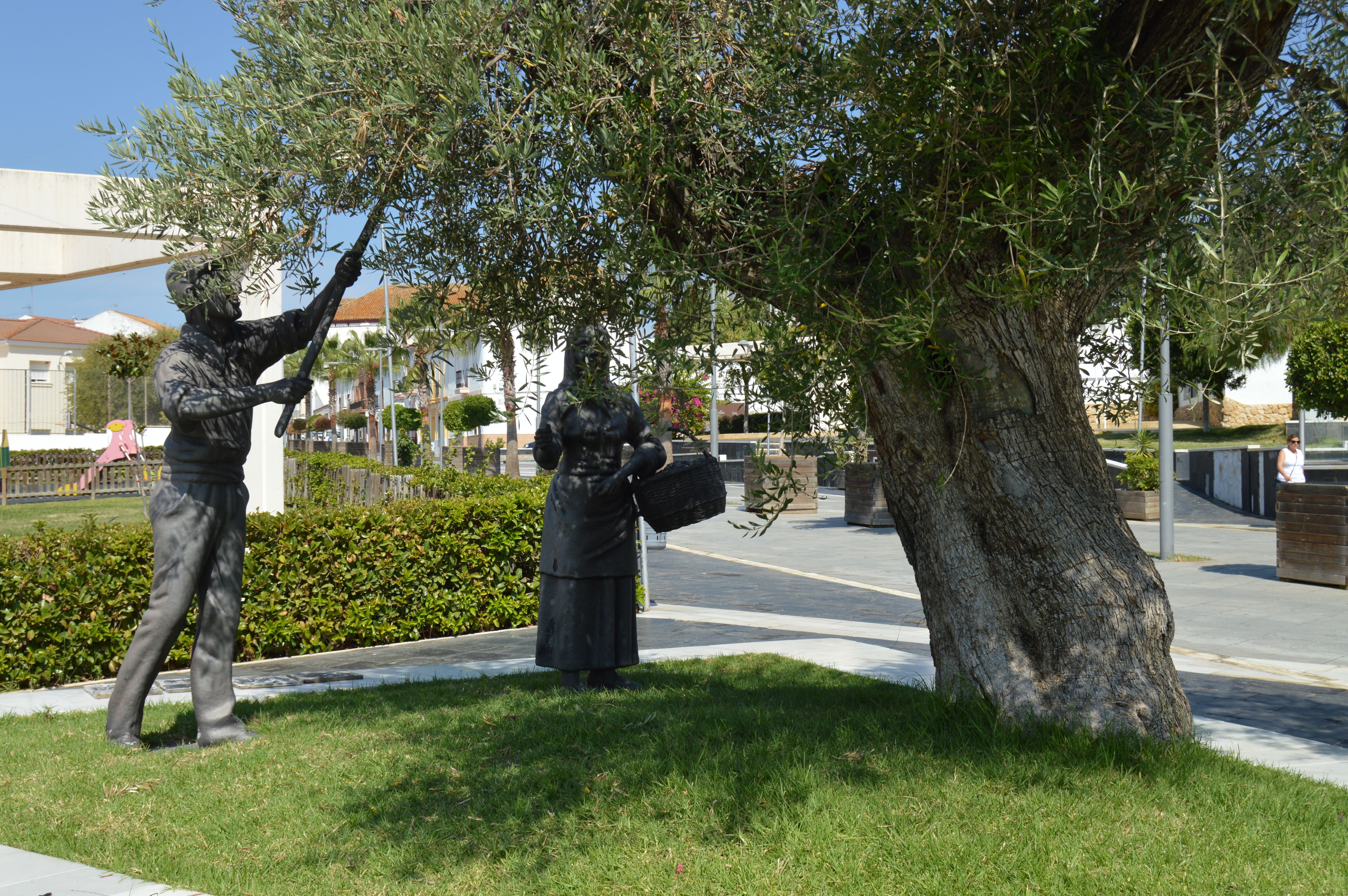 Monumento a los Olivareros, por Turismo Gibraleón