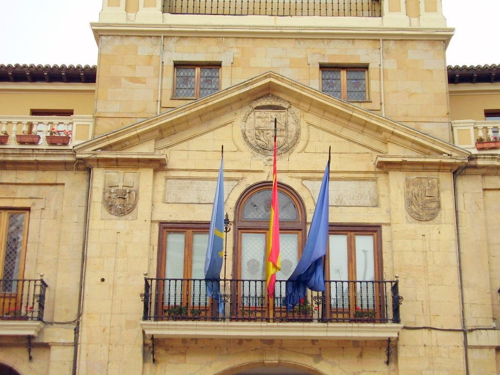 Ayuntamiento de Oviedo, por Lala