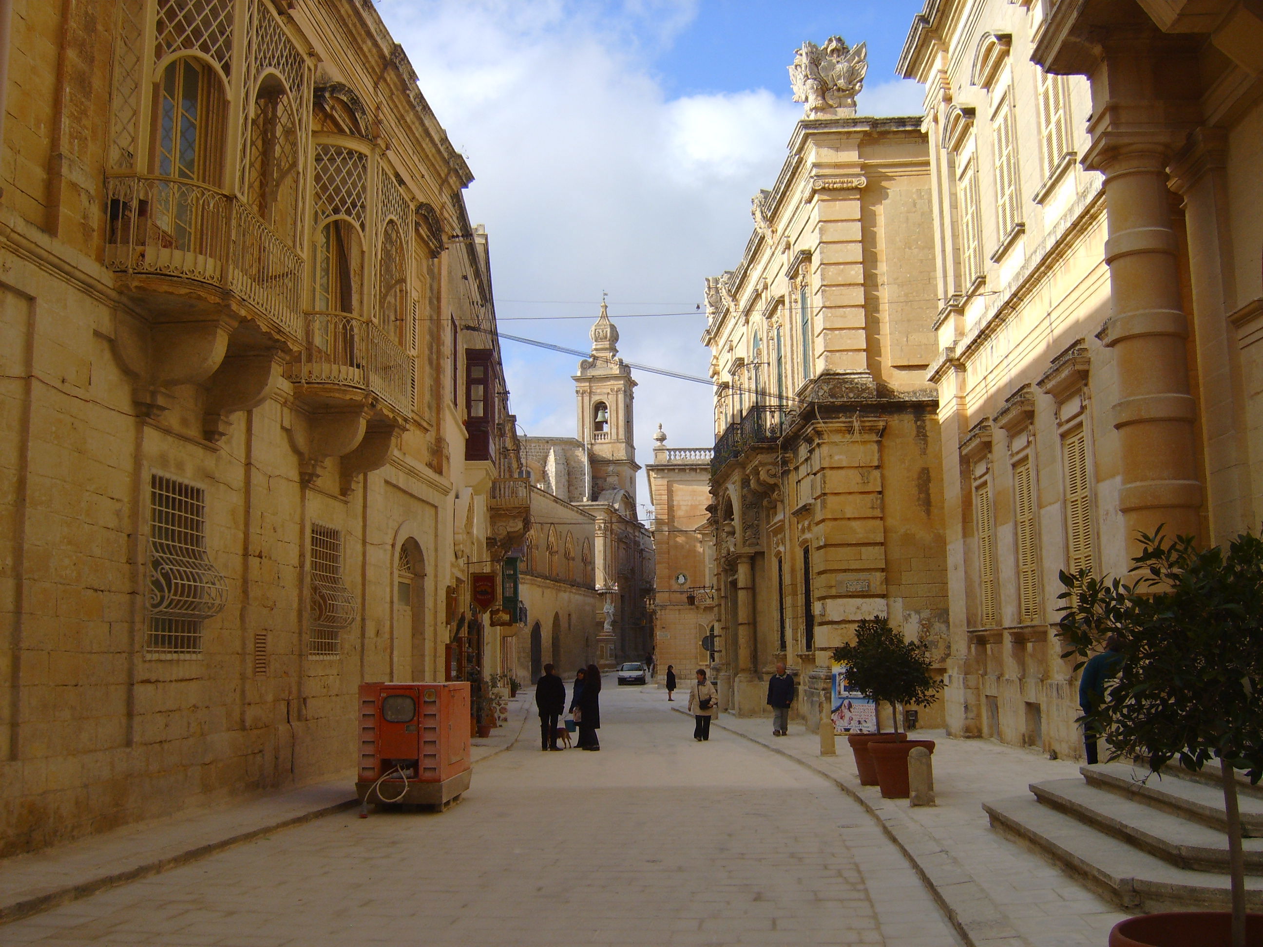 Via principal: Mdina, por sala2500