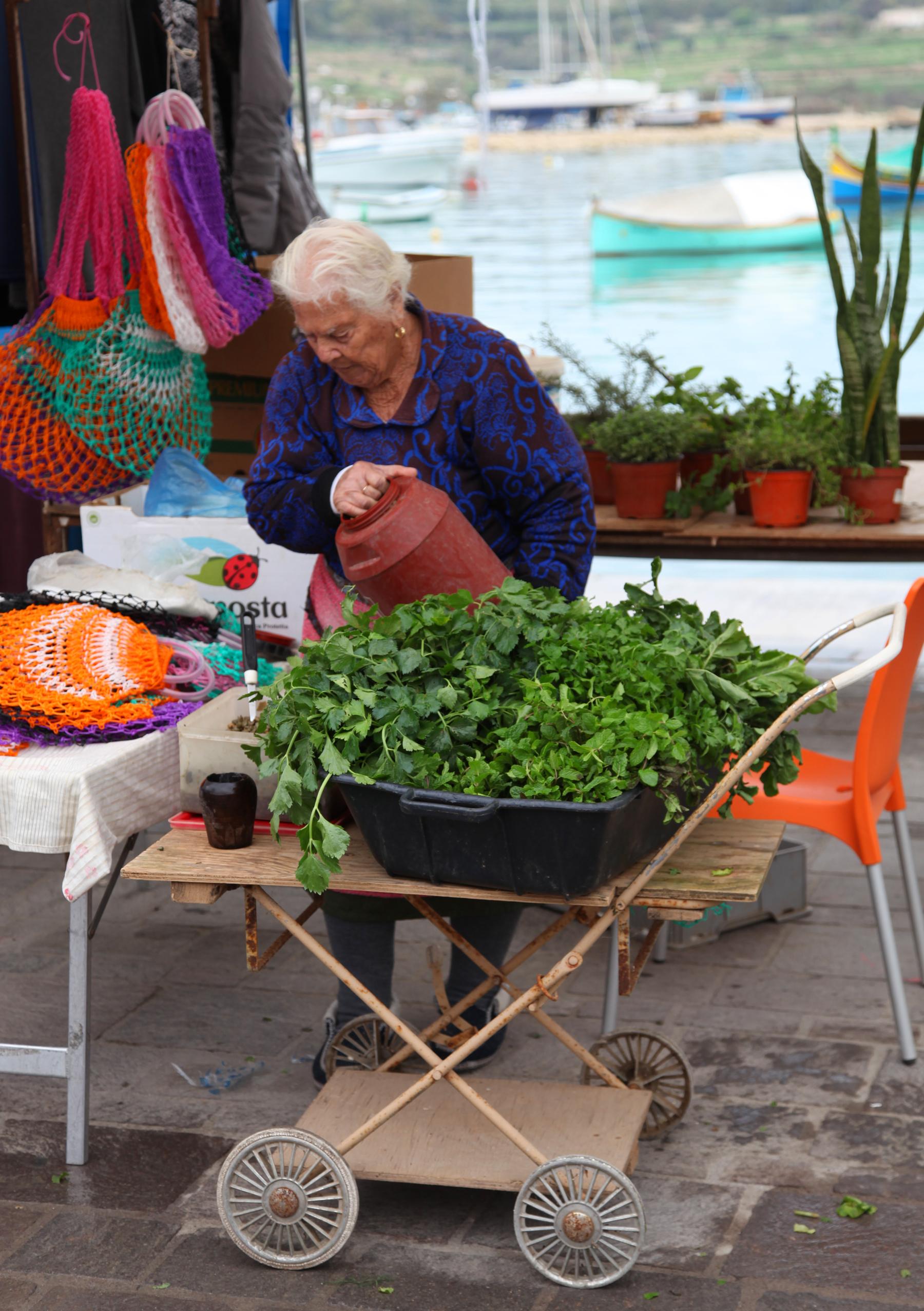 Mercado de domingo de Marsaxlokk, por GERARD DECQ