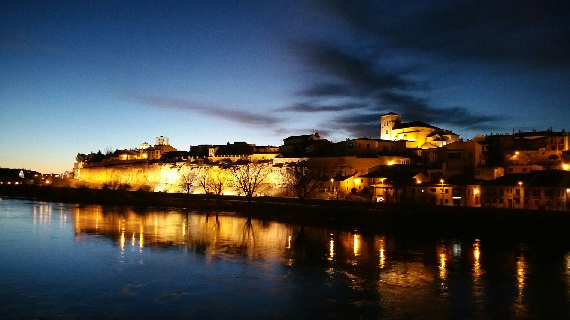 Zamora de noche, por Apartamentos Alcazar de Baeza