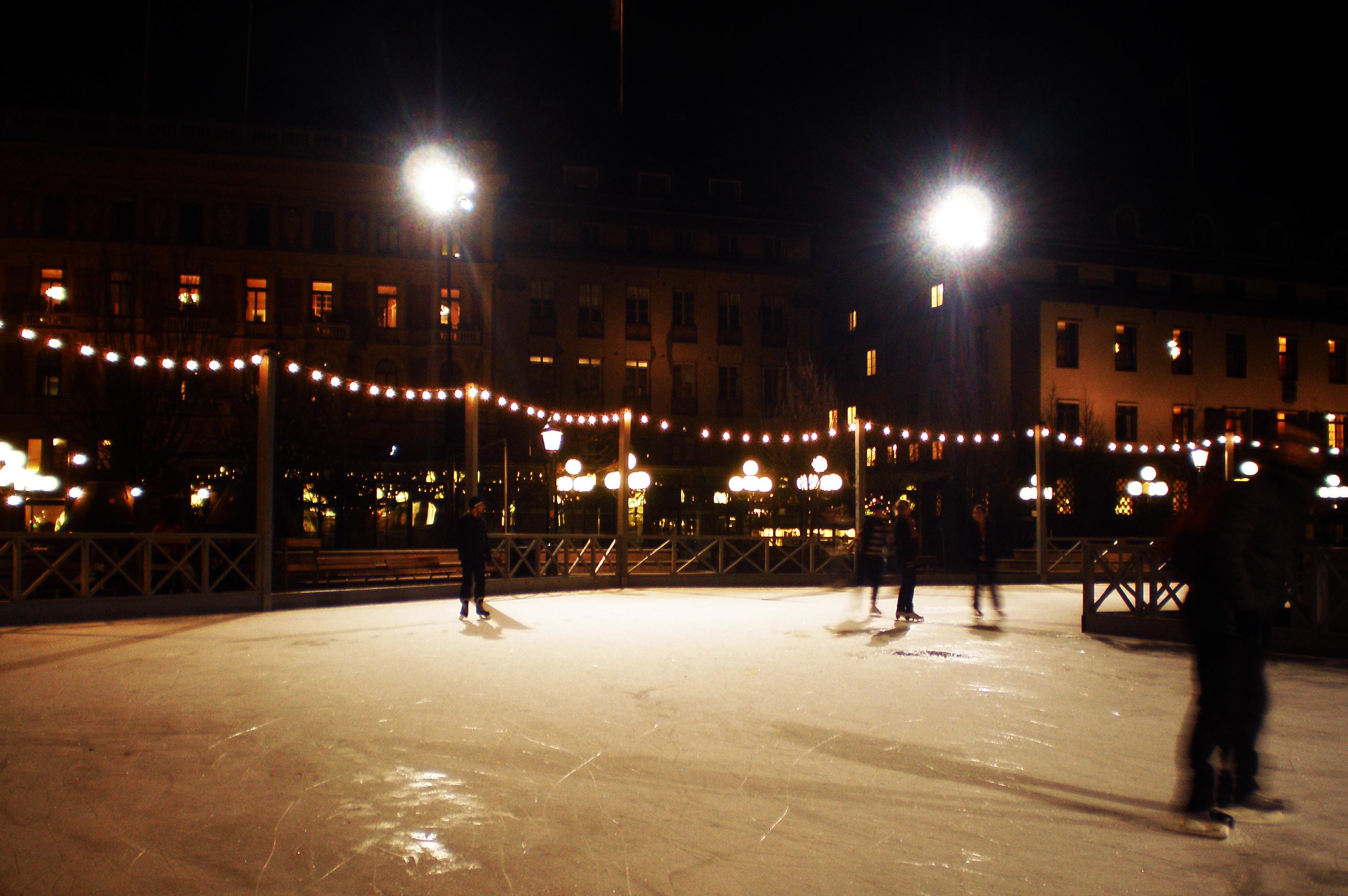 Patinar sobre hielo en Kungsträdgården, por Cristina E Lozano