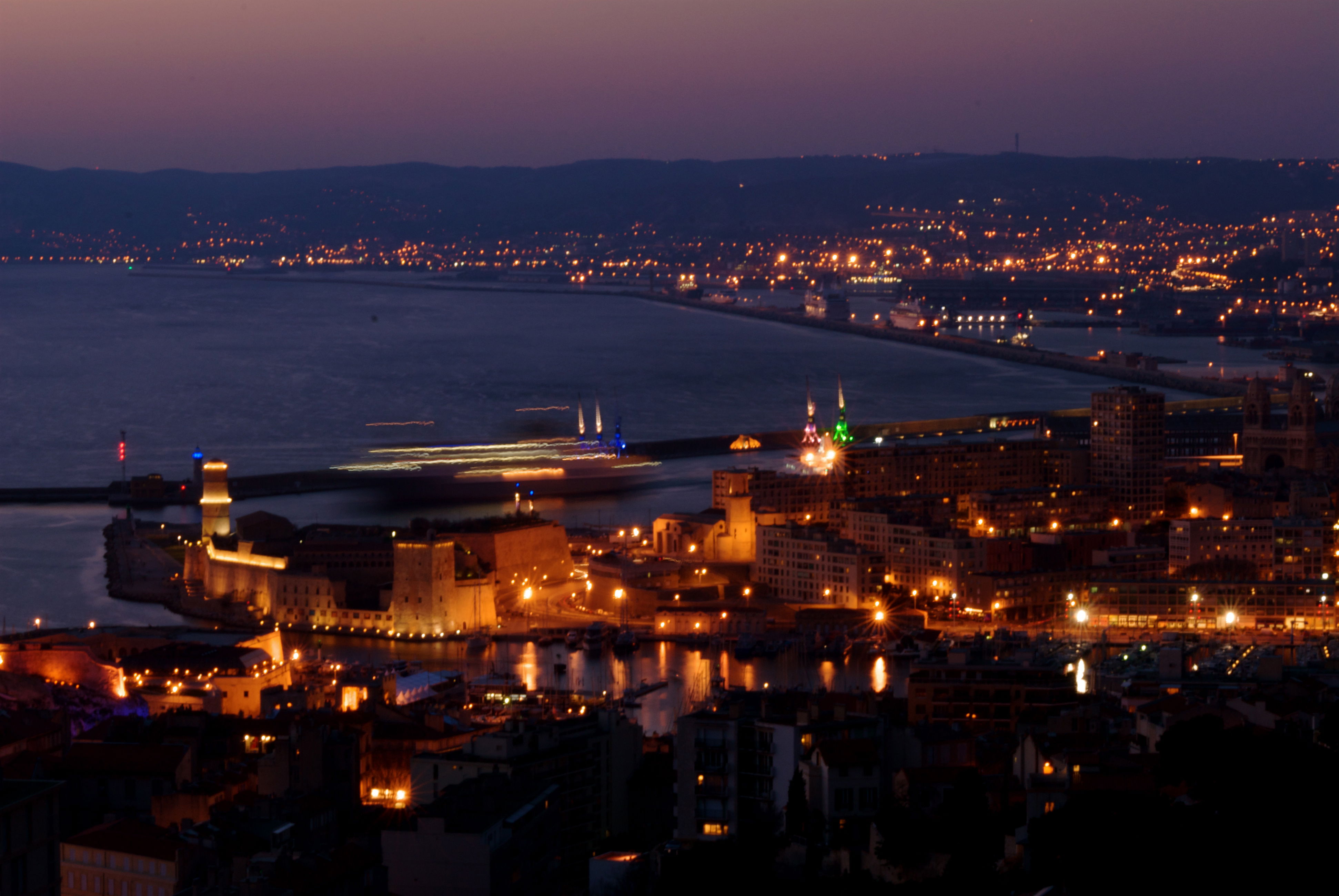 Marsellas de noche - Vistas desde la Bonne Mède, por gui ohm