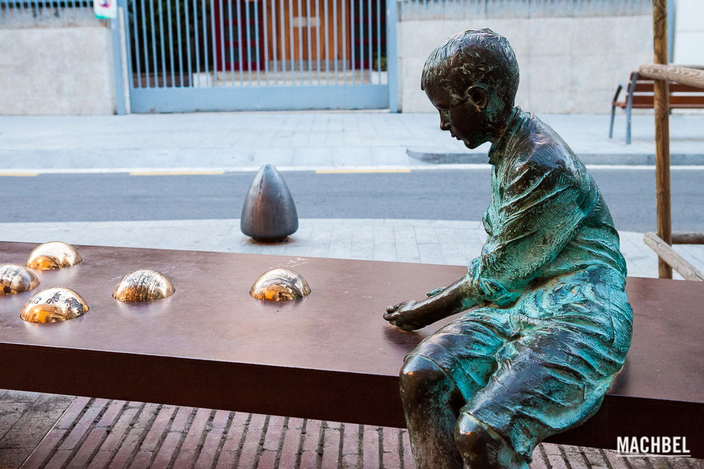 Estatua de Gaudí Adolescente, por Víctor Gómez - machbel
