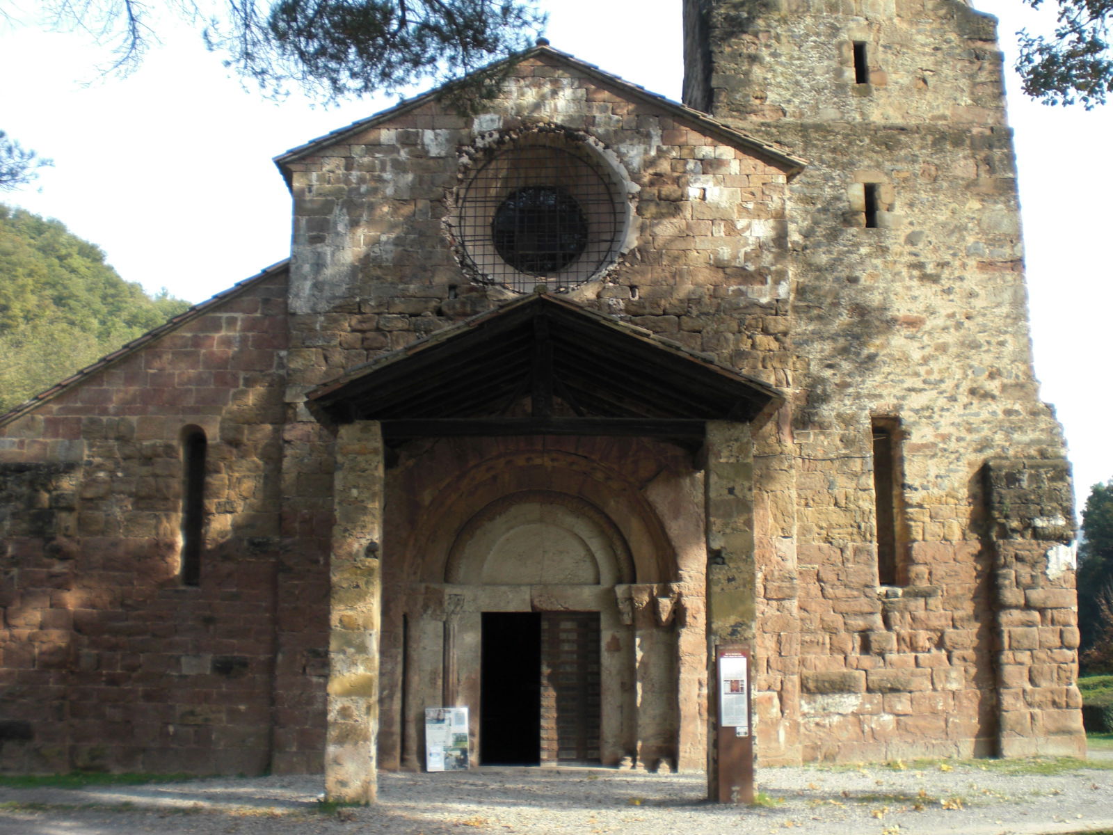 Monasterio románico de Sant Joan les Fonts, por Jordi
